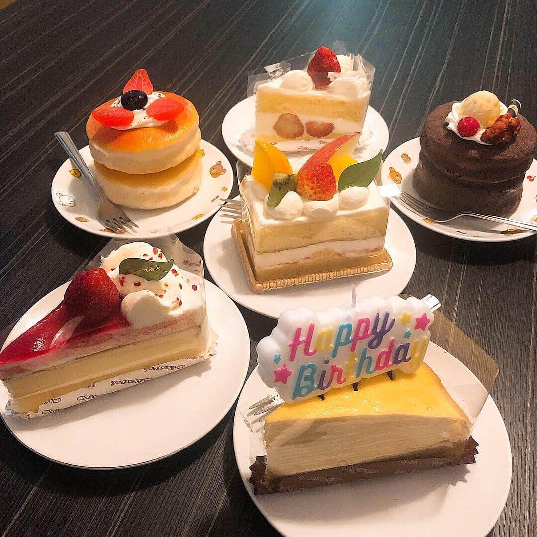 天野ゆうかさんのインスタグラム写真 - (天野ゆうかInstagram)「３月は大好きな２人のお誕生日🎂🎊 . . ★のバルーンと、★シールを貼ったドット柄の33を自作して持ってってお祝い🎈✂️🎨 #MIKA #NORIE . . 昔は器用に作れてた工作も カッターなんて久々に使ったもんやから 書いたり切り抜いたり悪戦苦闘やった😵💦✂️ 子どもちゃん達も喜んでくれたから作った甲斐ありました👧🏻👦🏻⭐︎←それママ達のだぞ . . . ケーキは各々好きなもの選ぶスタイル🍰 みんなでお祝いできて楽しかった🎉 Jもありがとう！ほんまに良いパパさん👨🏻♡ . . . ケーキの写真に あれ？と違和感を感じた方は.. . . . 大正解🙆🏻‍♀️◎ . . . . #happybirthday  #birthday #お誕生日おめでとう  #お誕生日会 #ケーキ #cake #33歳  #ゾロ目 #みんないい笑顔 #ダウトを探せ #ポンコツ携帯の画質の悪さ #33歳ぼかされてるくらいが丁度いい」3月17日 18時43分 - yucca_official