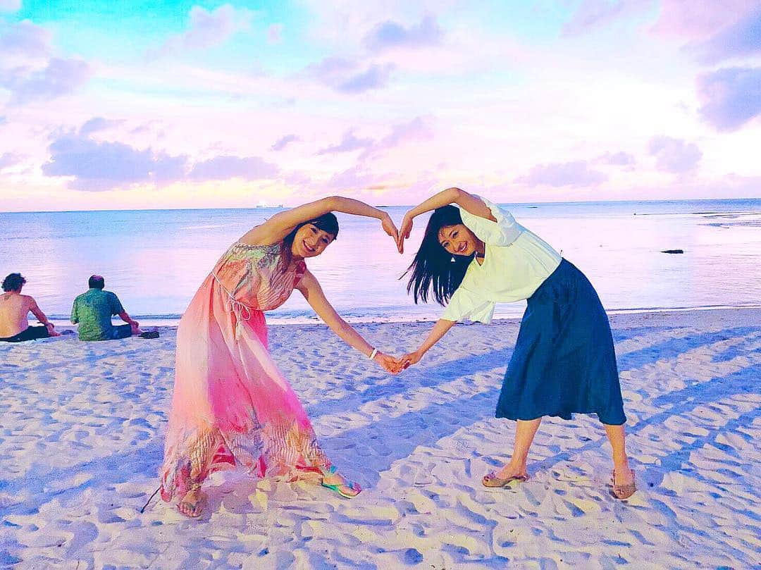 のインスタグラム：「. サンセットも見れたし、そのあとの夕焼けもすごく綺麗だった😭💕 これぞインスタ映え！💜👭 . その空をバックにリスナーの皆さんと沢山写真撮れて嬉しかったな💓😎 . . あーーサイパン、堪能したなあ！✨ 堪能しすぎたんだけど、、、 堪能しすぎて、明日18日から舞台の本番があることに震える…www . 18、19、20日の22時から約1時間の短い舞台に出演します！ 場所は四谷三丁目にある『三栄町LIVE STAGE』です🤔💕 . エヴァオタクの役やります！ チケットはプロフィールのURLから予約できますのでぜひきてね(震え声) . …セリフ量が多いんじゃぁ！！！ . . . #サイパン #旅行 #南国 #浜辺 #ビーチ #サンセット #夕焼け #ハート #インスタ映え #フォトジェニック #ラブラブ #海 #舞台 #ルフラン #四谷三丁目 #三栄町 #LIVE #STAGE #オタク #saipan #beach #sea #sunset #heart #girls #love #photogenic . #岡田彩花 #あやかんぬ #ayakaokada」