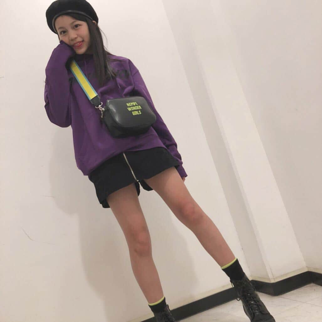 新潮社「ニコラ」さんのインスタグラム写真 - (新潮社「ニコラ」Instagram)「BLACK✖️PURPLEコーデ🖤💜 小物は ネオンイエローをポイントにしたよ😊  tops_wego skirt_love toxic socks_repipi armario shoes_love  toxic béret_wego bag_repipi armario  #北川花音 #カノン  #ニコモSNAP #ニコモ #ニコラ #nicola #中学生 #jc1 #今日のコーデ #きょコ #お洒落さんと繋がりたい」3月17日 18時52分 - nicola_snap