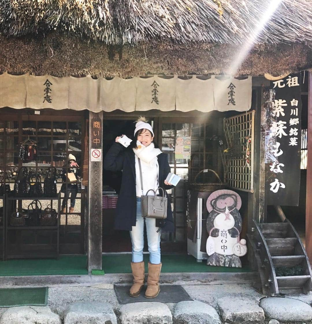 小澤陽子さんのインスタグラム写真 - (小澤陽子Instagram)「in private❁ . 『よーちゃんから”旅”を取りあげたら、何も生き甲斐なくなっちゃうじゃん！！』 と、私をよく知る同期(新美ちゃん)に言われるほど、#旅好き✈︎ な私。  今回また弾丸で行ったのは、 まだ雪が残っている白川郷🥰❄️. . 合掌造りが立ち並ぶ集落🏘 とても日本らしい趣を感じられて、和みました❤︎ 日本人だけど国内にもまだまだ知らない所が沢山あるなぁ〜☺️. .  #消防署まで景観を壊さぬ色🖤 #旅好き #おざよーtrip✈︎ #弾丸旅行 #１日半アレバドコデモユケル🚪 #白川郷 #合掌造り #金沢 #金沢からバスで１時間どんぶらこ〜🚌🍑」3月17日 18時57分 - yoko.ozawa729