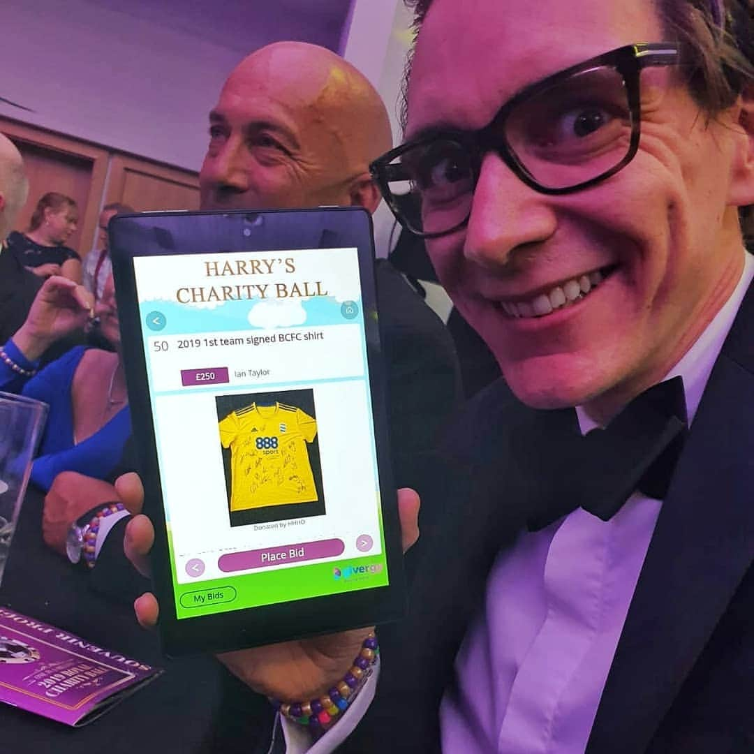 ジェームズ・フェルプスさんのインスタグラム写真 - (ジェームズ・フェルプスInstagram)「Bit of mischief during the silent auction at the #hhhoball2019 . No, the Villa legend didn't really bid on the Birmingham shirt ...it was me.  Sorry @iantaylor7, but your face was priceless ! Great to support such an amazing charity and helping all the great work they do. 😱🤣 #overamillionraisedandcounting #hhho #winningbid」3月17日 18時53分 - jamesphelps_pictures