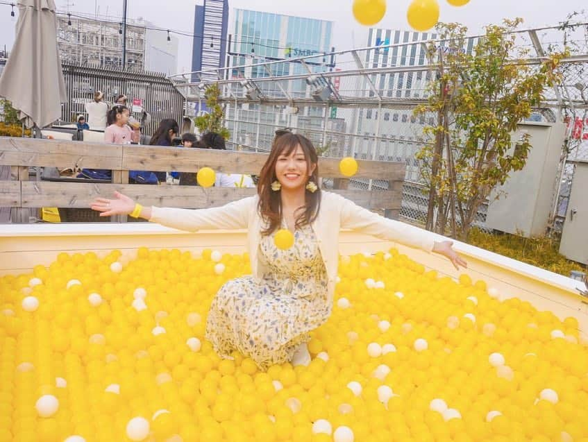 藤崎里菜さんのインスタグラム写真 - (藤崎里菜Instagram)「新宿ルミネエストの屋上にある「WILD BEACH」のリューアルオープン前の特別内覧会にご招待していただきました！  BBQ楽しい〜🍖 #wildbeach #wildbeach新宿  #wildbeachshinjyuku  #新宿 #shinjuku  #ルミネエスト #lumineest  #リューアルオープン #イエローカラー #yellow #yellowbeach #イエロービーチ #happyyellowbeach #バーベキュー #BBQ #パフェ #インスタ映え #ボールプール」3月17日 18時59分 - rina_fujisaki