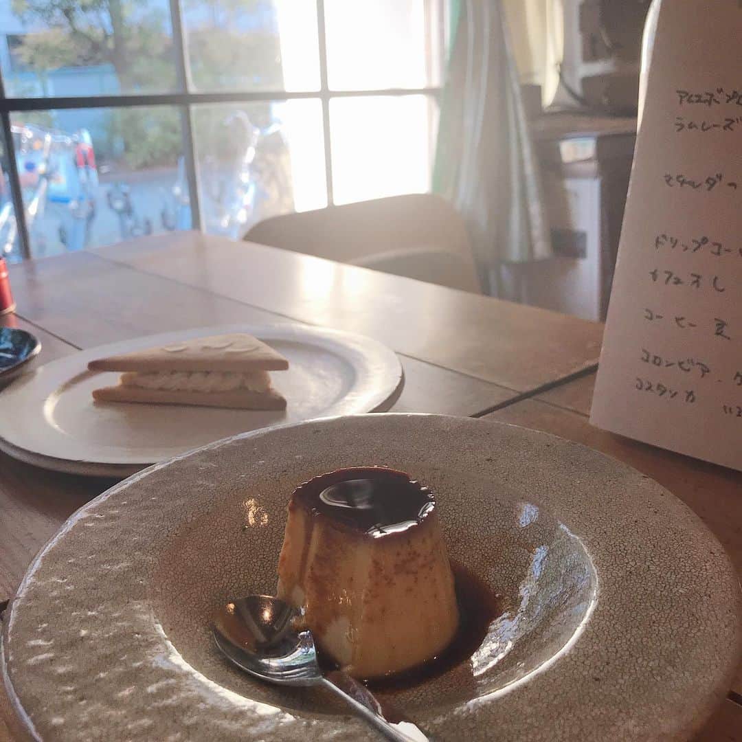 黒澤かなえさんのインスタグラム写真 - (黒澤かなえInstagram)「たくさん歩いてふぅ、とひと息。 立ち寄ったカフェが素敵でした☕︎ ．  今日は先をあれこれ想像して話しながら目的もなくお散歩。 そんな夫婦の時間が最近は日を追うごとに楽しみで☺︎ 今週もとてもいい時間を過ごせました。  #ご近所カフェ #日曜日営業 #ひと息」3月17日 19時01分 - k_kana