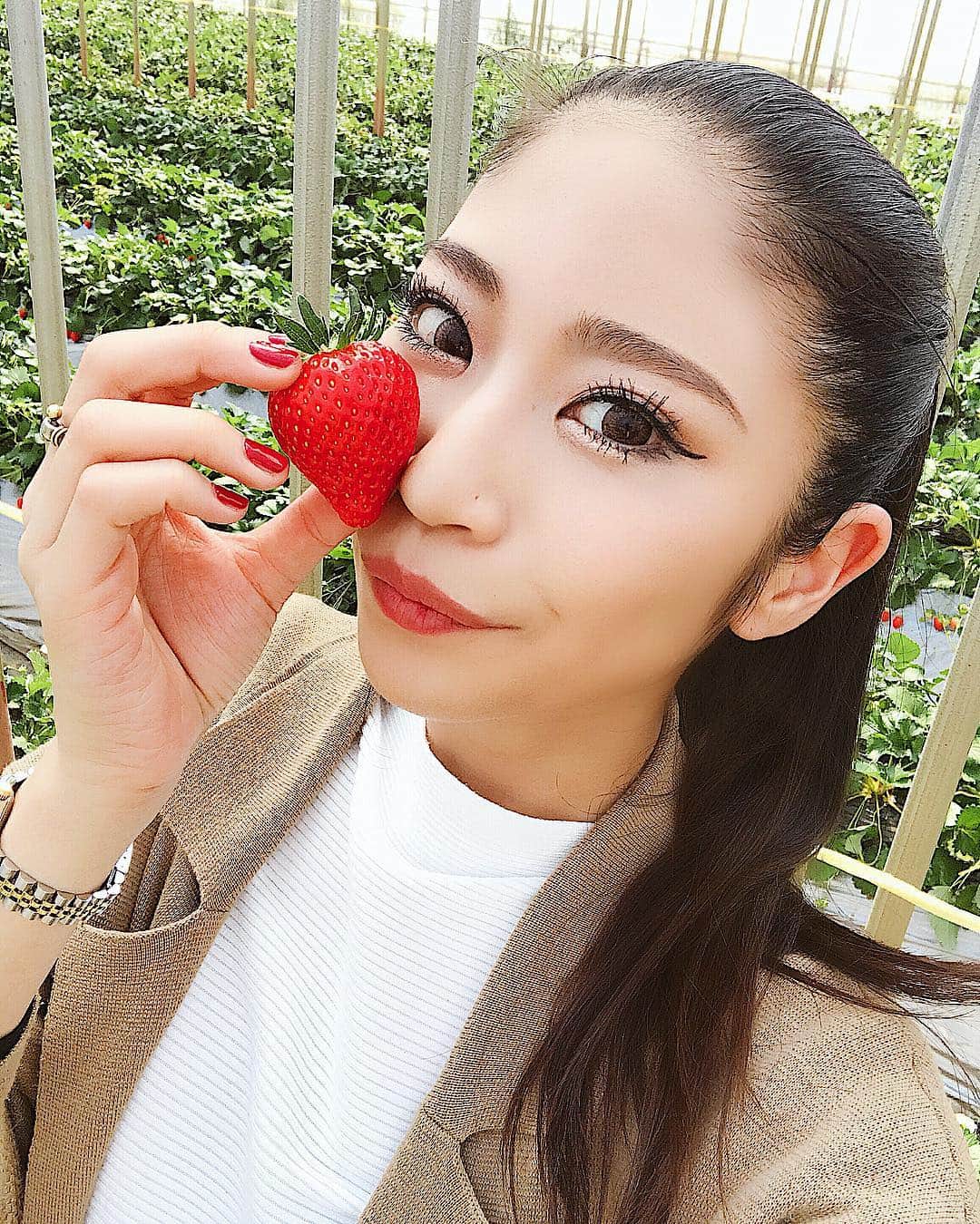 佐藤あずみのインスタグラム：「さっきはもういらないって思ってた苺をもう食べたい🥺🍓 二日酔いの日にもう酒飲まないって思ってもまた飲んじゃってるかんじ。そんなかんじーーー！ . やよいひめが美味しかった！まさに三月の姫だった👸🍓 . #strawberry #strawberrypicking #いちご狩り#ちーばべりー #小山ファーム #🍓 #また来年 #yummy #juicy #苺 #japan #japanesegirl」