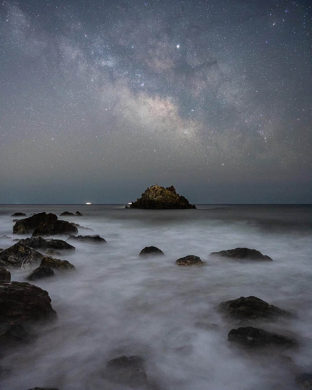 のインスタグラム：「*﻿﻿﻿﻿ *﻿﻿﻿﻿ High tide 🌊﻿ *﻿﻿﻿﻿ *﻿﻿﻿﻿ ﻿和歌山方面に行く予定でしたが、予報を見て急遽、こっちへ(*^_^*)﻿ 満潮と重なる時間帯でドキドキしながらの撮影でした。﻿ ﻿﻿ 2019.03.17  03:42a.m.﻿ ﻿﻿﻿﻿ α7RIII × FE24mm F1.4 GM﻿﻿ ﻿﻿﻿ #田原﻿ #渥美半島﻿ #α7riii﻿﻿ #A7R3﻿﻿ #sea﻿ #ocean﻿ #nightview ﻿﻿﻿﻿ #夜景 ﻿﻿ #星景﻿﻿﻿﻿ #long_exposure﻿﻿﻿﻿ #sonyalpha ﻿﻿﻿﻿ #sony﻿﻿﻿﻿ #天の川﻿﻿ #milkyway﻿﻿ #japan﻿﻿﻿﻿ #MyRRS﻿﻿ #reallyrightstuff﻿﻿ #fstopgear﻿ #yourshotphotographer﻿ #BeAlpha」