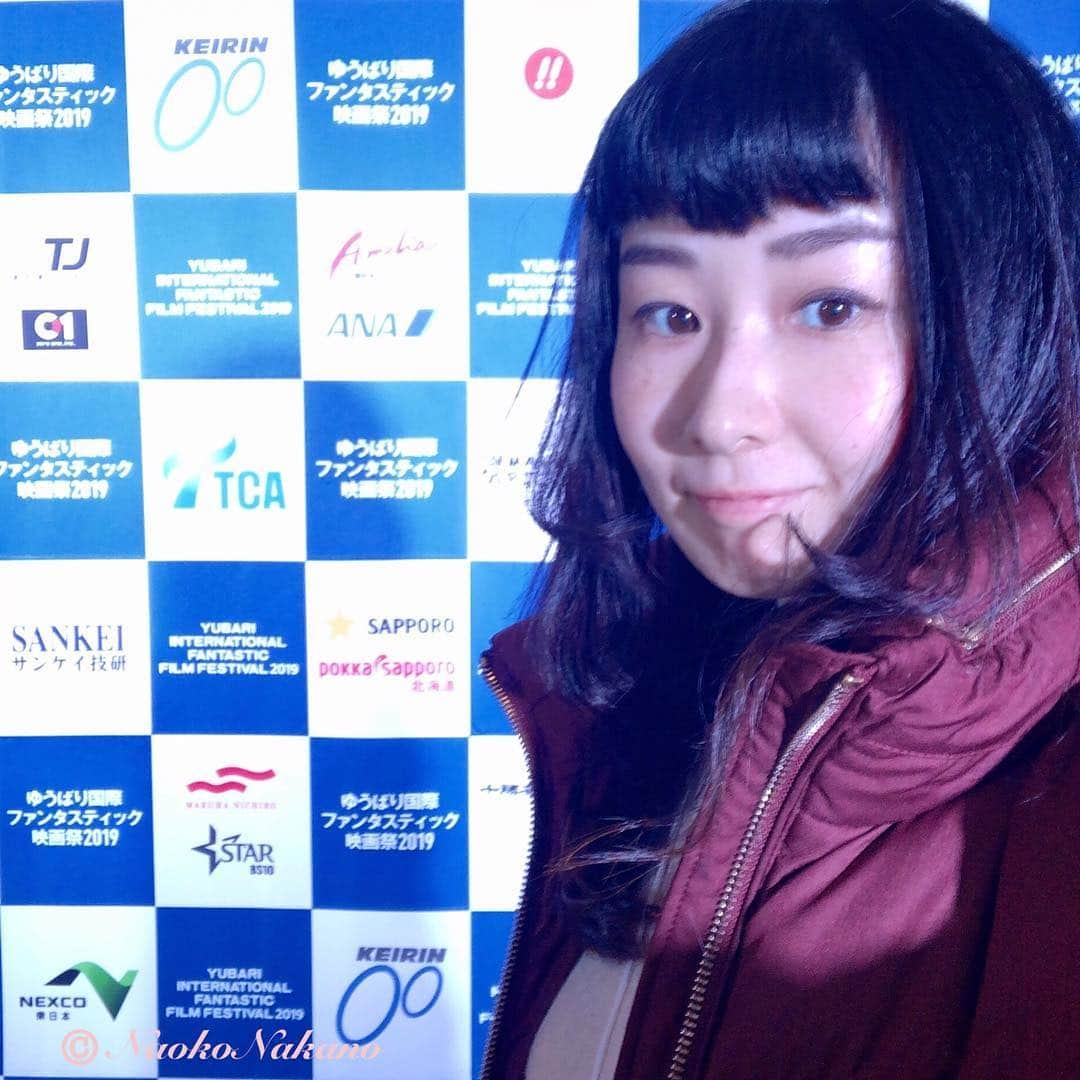 中野菜保子さんのインスタグラム写真 - (中野菜保子Instagram)「. 「ゆうばり映画祭 舞台挨拶 その1🌸」 . 今回は舞台挨拶の様子なので コメやイイネお気遣いなくです🍓🍓🍓 . 2019年 ゆうばり国際ファンタスティック映画祭に 中野出演作品が招待されました☆ 名古屋のシネマスコーレという映画館そのものが 特集された関係で選ばれました😊 . 運がいいワタシは 選ばれた映画の出演者だったので 貴重なゆうばり映画祭の舞台挨拶に登壇 させて頂きました✨（≧∇≦）✨ . てんこ盛りだったので、何日かに分けてアップ致します☆☆☆ . 写真は🍎🍎🍎🍎🍎🍎🍎枚 . 1:監督とキャストと 2:ピンもついでにw 3:舞台挨拶 勢揃い 4:マイク握って 5:中川運河 舞台挨拶組 6:他の会場 7:ファンのかたから♪ . 今回のラッキーパンチに繋がったのは 監督さんがワタシをキャスティングしてくれたからです🌈🌈🌈 . 暴言と暴力をふるう役をワタシにあてる人は初めてです（≧∇≦）w . 白石和彌監督、ボイメンの田中俊介くん、 スコーレの関係者の皆様、白石晃士監督、 樋口智彦監督、、、などそうそうたるメンバーで 自分がそこに並んでいるのが面白いなぁって😆💨💨 感謝しかないです。 . 出演作の『中川運河サンダーボルト』の 舞台挨拶は3回目なのに 結局しどろもどろで喋ってましたw . 会場は7ヶ所で、夕張の街をあげての映画祭。 いい街です本当に。 . 夕張から戻って後日ファンの方から フリージアのお花が届きました💐 甘くて爽やかな香り☆ありがとうございます . 映画三昧、街の人たちとも触れ合って お久しぶりな方々とも再会できて。。。 まだお話ししたいことが沢山あるので、 後日UPさせてください🤩🤩🤩 . 詳しくはアメブロにもUP予定です♪♪♪ ****** ↓and more↓ https://ameblo.jp/futonsoshi/ ※プロフ欄にリンクあり〼 ****** . . . #中野菜保子 #俳優 #actor #ゆうばり国際ファンタスティック映画祭 #舞台挨拶 #登壇 してまいりました #シネマスコーレ #中川運河サンダーボルト #夕張 また行く#マンドリンの女 #白石和彌 #ボイメン #田中俊介  #恋のクレイジーロード #坪井篤史 #白石晃士 #樋口智彦 #映画 #movie #Hollywood #映画祭  #勝利の女神 #幸運おすそ分け #moviestar #model #見えない努力 #本物 #オリジナリティ #みんなそれぞれ苦労がある #見守っています @syanhaijitensya」3月17日 19時03分 - naokonakano8319