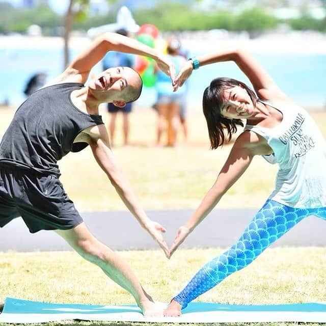 田中律子さんのインスタグラム写真 - (田中律子Instagram)「🌴ヨガフェスタハワイ2019🌞チケット発売開始🌴 「yogaを通してhawaiiを満喫しよう🤙🏄‍♀️🌴🌞✨」 これまで3日間開催していたヨガフェスタハワイを1日に凝縮、朝から夜までヨガ三昧🤩 ローカル人気のBBQをマジックアイランドで体験もできるハワイ満喫プランです🍖 詳しくはこちら、ヨガフェスタHP➡️ http://www.yogafest.jp/hawaii2019/  ヨガでもっともっとハワイの大自然を思いっきりエンジョイしましょう♫ 今年はローカルの方も大勢招待🙌一緒に気持ちのいいパークでヨガしましょう🌴  今年のヨガフェスタハワイのティーチャー ケンハラクマ、田中律子、赤沼直美、佐藤ゴウ、TAMAO、磯辺佳世子 Shoko、KAYO  日程 2019年5月11日(土) 8：00-20：00  参加料金 8:00-11:00朝ヨガ　4,500円 11:00-13:00ランチBBQ 4,500円 16:00-18:00サンセットヨガ　3,500円 18:00-20:00ナイトパーティーBBQ 4,500円 上記全てを含んだ1日券➡️14,000円  今年のSUPヨガは、日本サップヨガ協会×ハワイサップヨガ協会オフィシャルツアーにて、オプションになります🏄‍♀️ SUPヨガのお申込みはもう少しお待ち下さいね❗️その他にも楽しいことやっちゃいます🙌  開催場所 マジックアイランド  http://www.yogafest.jp/hawaii2019/  オフィシャルツアー：ファーストワイズ https://www.1stwise.com/special/yoga/  ぜひ、ハワイでみんなでワイワイ遊んじゃいましょーー🏄‍♀️🌞🌴✨🙏🤩 #yogafesthawaii  #yogafest #supyoga  #協会オフィシャルツアーやるよ #日本サップヨガ協会 #ハワイサップヨガ協会 #leonafitness」3月17日 19時14分 - ri2kotanaka