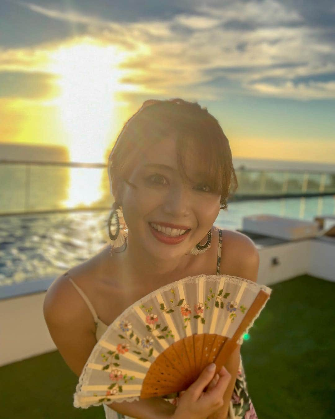 一木美里さんのインスタグラム写真 - (一木美里Instagram)「@discoveryshoresboracay 🏖 . フィリピンのおすすめお土産🇵🇭は扇子。 夏は必ず持ち歩いてる扇子の中でもこれは特にお気に入りで、前回マニラで買ったもの❤️市内のモールなどで、200円くらいから売っています✨✨✨ . . . #flytomorefun @mottotanoshii.philippines #フィリピンファンセール #もっと楽しいフィリピン #CEBTravelSquadJapan @cebupacificair @tpbphl #sunset #sunrise #サンセット #ボラカイ島 #フィリピン土産 #MillyBoracay」3月17日 19時06分 - misato_ichiki