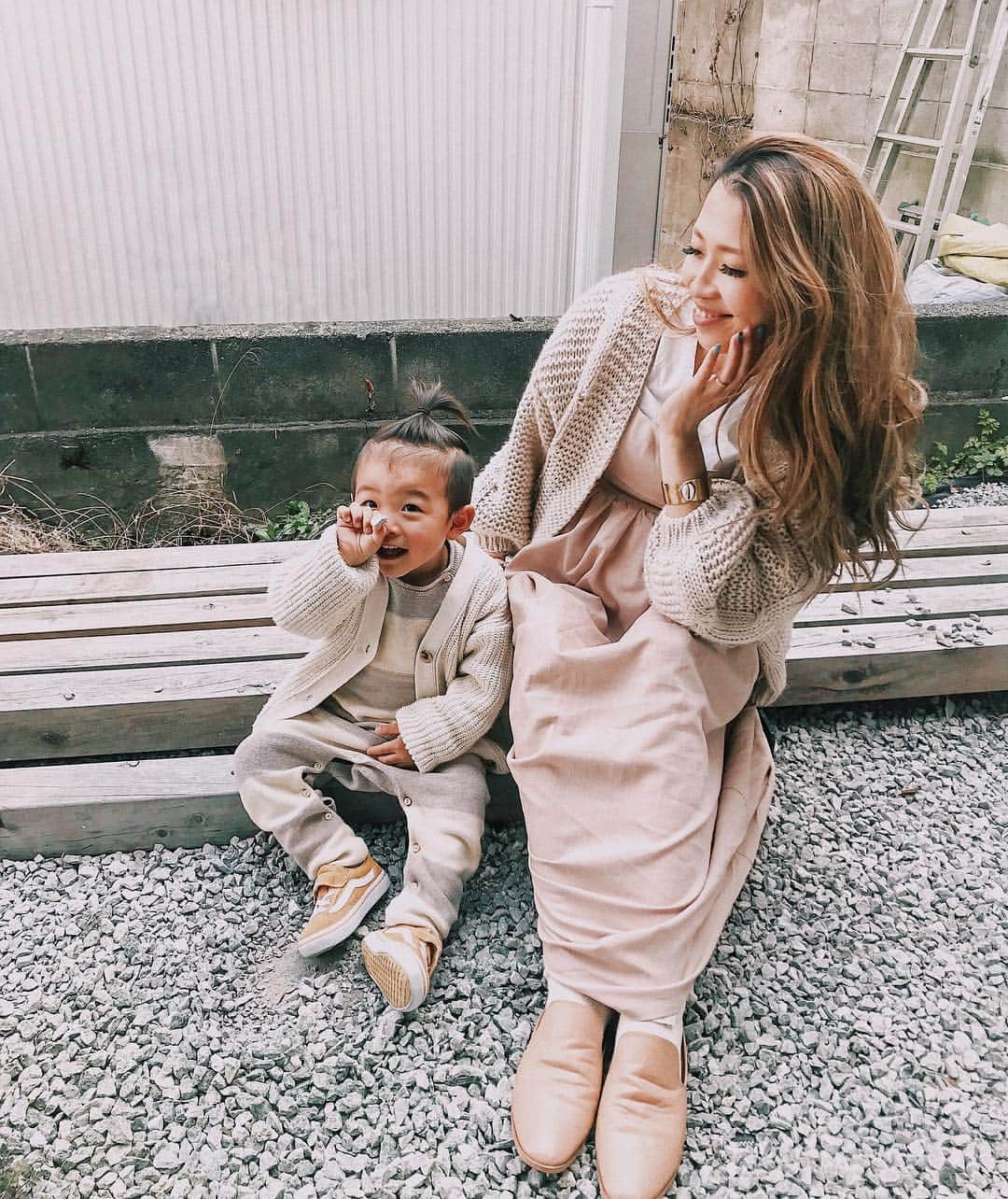 のインスタグラム：「. 最近はもっぱらワンピばっか👗 ロング丈が好き〜👌🏽🧡 @titivatejp  #バックリボンエプロンワンピース  善太はロンパースばっか😜🌈 今週は20°超えで暖かくなるから楽しみ〜☺️☀️ 来月はここにウッドデッキ🏠⚒✨ #マタニティ #善太のいる生活 #ゆるりとした生活 #maternity #pregnant #family #familyphoto #titivate #titivatestyle #fashion #style」