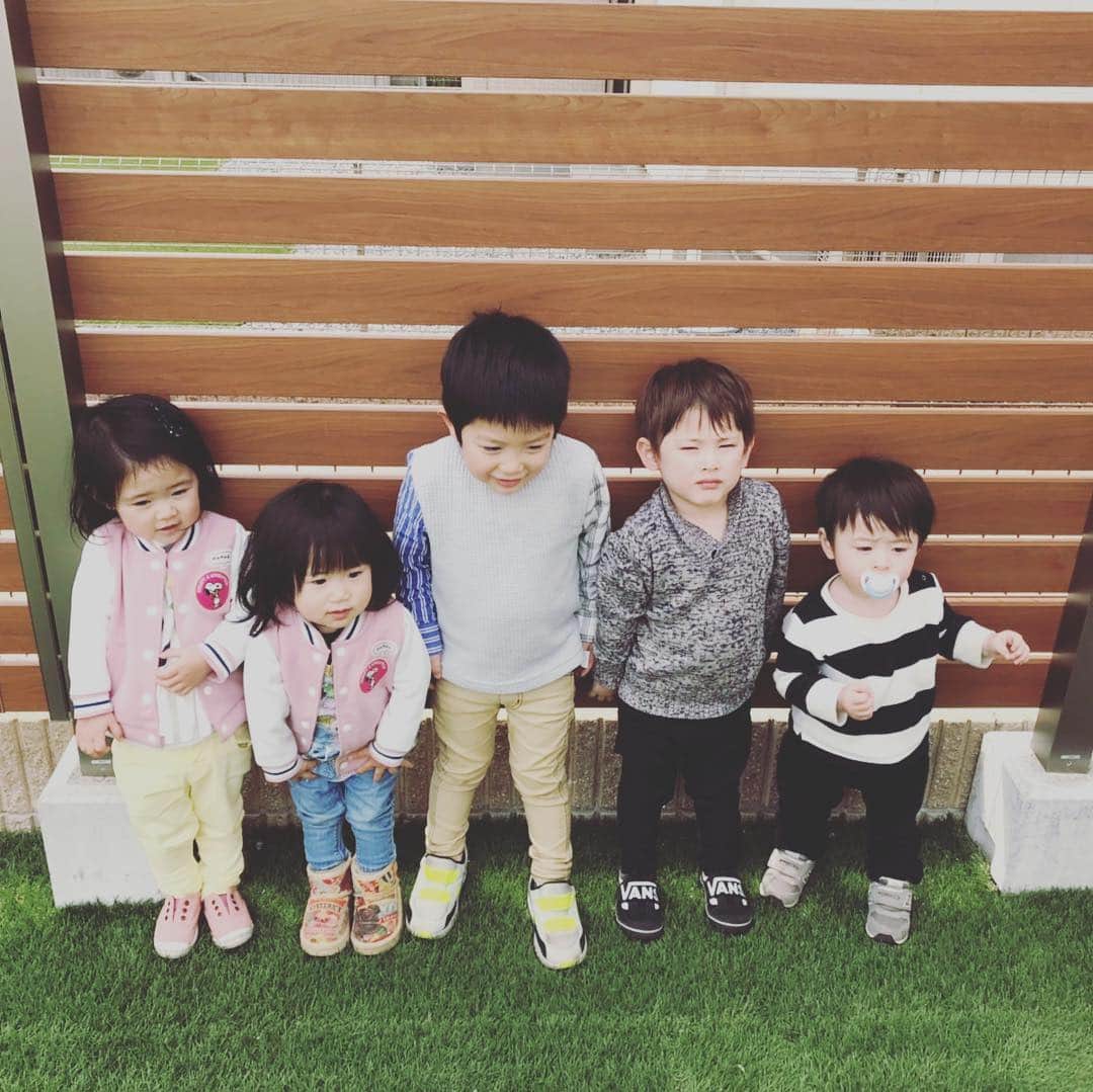 大菅小百合さんのインスタグラム写真 - (大菅小百合Instagram)「子供達の集合写真を撮るのは本当に難しい💦目線は合わないし👀すぐ逃げ出すし😆😆😆笑 でも、久しぶりに集まれて楽しかったことには間違いない❤️ ・ ・ ・ #大好き友達 #仲良し家族 #楽しい時間 #タコパでワイワイ🐙」3月17日 19時21分 - sayuriosuga1027