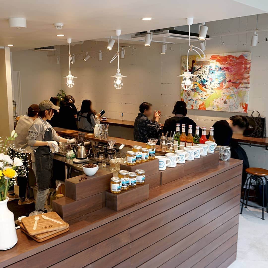 デパぐるッ！福岡さんのインスタグラム写真 - (デパぐるッ！福岡Instagram)「⠀ 話題のもっちり #バリよかトースト 🍞⠀ ⠀ 大阪の食パン専門店×コーヒースタンドのお店「LeBRESSO(レブレッソ)」が3月1日(金)に福岡市中央区の浄水通にオープンしたので行ってきました〜♪⠀ ⠀ 1番人気が、卵を一切使わない独自の製法で焼き上げる食パン「レブレッソブレッド 」❗️⠀ ⠀ もっちりふわふわな食感が大人気で、オープンしたてにも関わらず、すでに1日400本売れた日もあるという早くも注目のお店です☝️⠀ ⠀ 店内では、こだわりの食パンを使った種類豊富なトーストやコーヒーをその場でいただくこともできますよ☕️⠀ ⠀ 店員さんの今の時期のおすすめは、桜あんをたっぷり使った「SAKURAあんトースト〜クリーミーカシューナッツペースト〜」❗️⠀ ⠀ ほどよい甘さの桜あんと、マスカルポーネとカシューナッツで作るクリーミーなペーストが贅沢に使われており、トーストやコーヒーとの相性もばっちり🙆‍♀️⠀ ⠀ 春の訪れを感じさせてくれる味わいでした😋🌸⠀ ⠀ 食パンの激戦区大阪で大人気の「LeBRESSO」、パン好きの人は必見ですよ〜👀✨⠀ ⠀ SAKURAあんトースト〜クリーミーカシューナッツペースト〜 530円 ※5月末までの予定 カフェラテ 450円 レブレッソブレッド 1本(1.5斤) 650円 LeBRESSO(レブレッソ) 福岡浄水通店 福岡市中央区浄水通3-3 [3月1日(金)OPEN]⠀ ⠀ ⠀ #バリよか #バリよかグルメ #グルメ  #福岡 #福岡グルメ #福岡カフェ #福岡ごはん #福岡スイーツ #福岡カフェ #福岡ランチ  #食べるの好きな人と繋がりたい #食べスタグラム #カフェ部 #スイーツ部 #スイーツ #トースト #食パン #さくら #スイーツ好き #パン #パン好き #スイーツ好きな人と繋がりたい #スイーツ巡り #朝ごはん #パン好きな人と繋がりたい #カフェ #カフェ巡り #福岡カフェ巡り #lebresso」3月17日 19時31分 - arne_gourmet