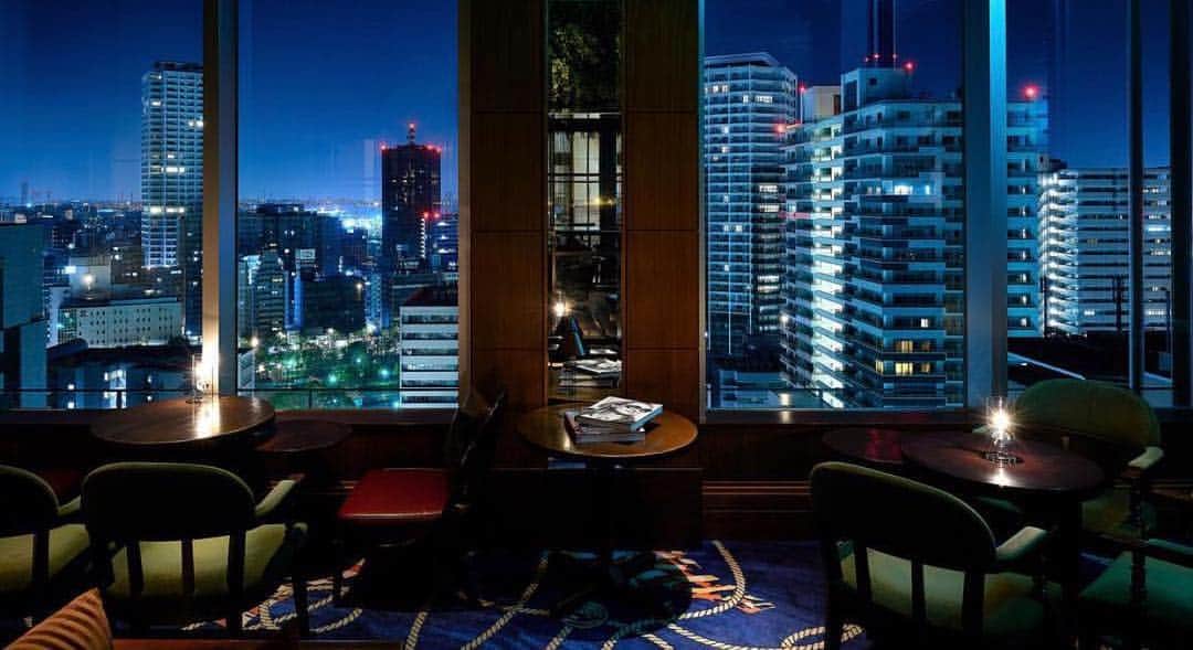 のインスタグラム：「. What better way to end the week than with a nightcap above the city.  _ #frommywindow #神戸 #omotenashihotels #orientalhotelkobe #orientalhotel #オリエンタルホテル」