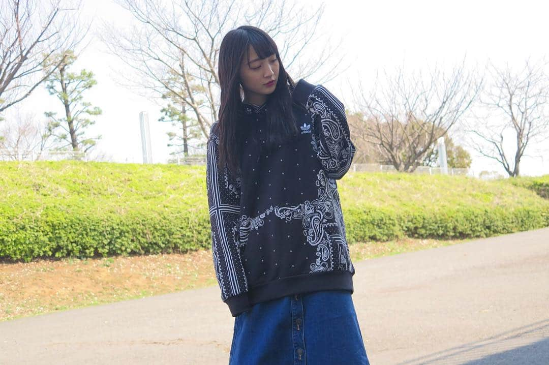 山本彩加さんのインスタグラム写真 - (山本彩加Instagram)「春が近づいてきた🌸 . 春服もゲットしたいーーー まだ寒いけどね、 . . #adidas #adidasoriginals  #gu  #私服 #トレーナーコーデ #デニムスカート #やんコーデ」3月17日 19時30分 - ayaka48_yanyan