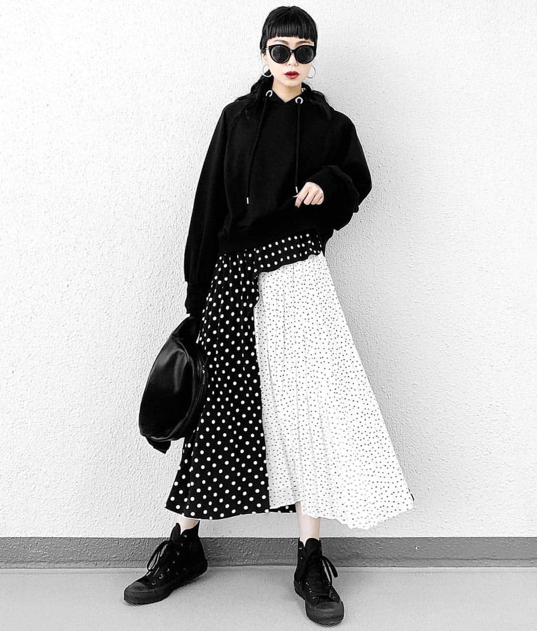lve_xxxxのインスタグラム：「. .﻿ #みずたまおばさん﻿ ﻿ @brownandstreet_official ﻿ ☑︎ Double Dot Pleats Skirt﻿ ﻿ レイヤード風になってて﻿ 内側にだけプリーツ加工になってる﻿ デザイン性💯のスカート﻿ ﻿ モノトーン配色がたまらん🤤﻿ ﻿ #brownandstreet ﻿﻿﻿﻿﻿﻿﻿﻿ #ブラウンアンドストリート ﻿﻿﻿﻿ ﻿﻿﻿﻿ －－－－－－－－－－－－－－－－－－﻿﻿﻿﻿﻿﻿﻿﻿﻿﻿﻿﻿﻿﻿﻿﻿﻿﻿﻿﻿﻿ ﻿﻿﻿﻿﻿﻿﻿﻿﻿﻿﻿﻿﻿﻿﻿﻿﻿﻿﻿﻿﻿ item詳細(ブランド・サイズ等)に﻿﻿﻿﻿﻿ 関しましては﻿﻿﻿﻿﻿﻿﻿﻿﻿﻿﻿【WEAR】を﻿﻿﻿﻿﻿ ご参照くださいませ🙇‍♀️♡﻿﻿﻿﻿﻿﻿﻿﻿﻿﻿﻿﻿﻿﻿﻿﻿ ﻿﻿﻿﻿﻿ プロフのURLより飛んで頂けます✈︎﻿﻿﻿﻿﻿﻿﻿﻿﻿﻿﻿﻿﻿﻿﻿﻿﻿﻿﻿ ﻿﻿﻿﻿﻿ －－－－－－－－－－－－－－－－－－﻿﻿﻿﻿﻿ ﻿」