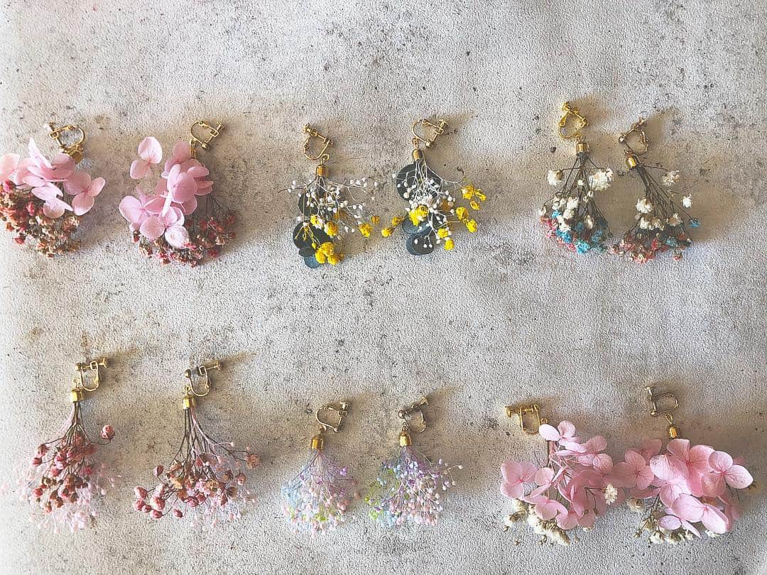 waco⭐️CHACOのインスタグラム：「春はもう直ぐ🌸 新作のイヤリング＆ピアス 来週火曜オンラインショップに登場します。 今回はあじさいミックスやかすみ草のパステルミックスなど春らしいアイテムとなっております🕊✨ ・ ・ CHACO  ONLINE SHOP 3.19.TUE.21:00〜」