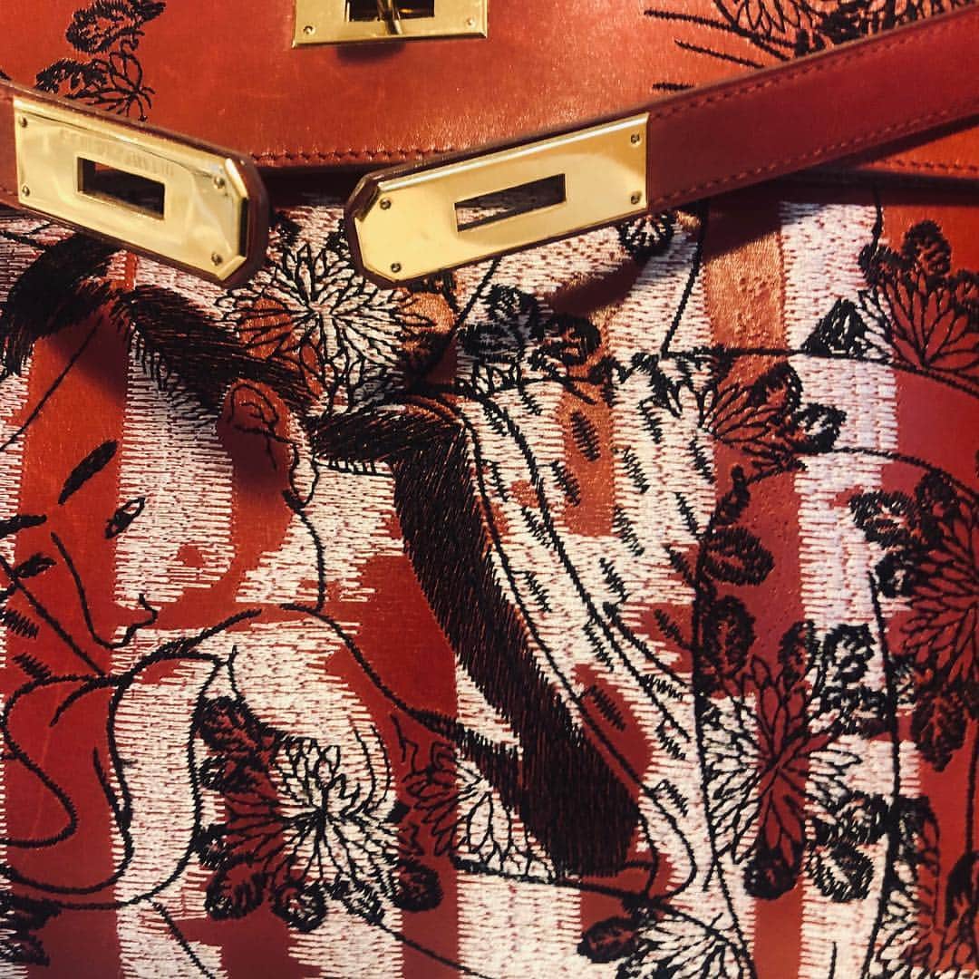ジェイアーさんのインスタグラム写真 - (ジェイアーInstagram)「The Vintage Iconic Hermes Bags X Jay Ahr Embroidery Collection  Red Kelly Hermes Bag & Shunga TRBL Embroidery  #hermes #jayahr #jonathanriss #kelly #kellybag #hermes #embroidery #shunga #sustainable #tbcconsignment #chrissy」3月17日 19時37分 - _jay_ahr_
