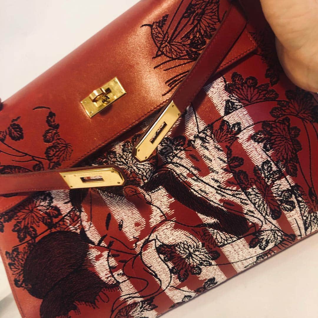 ジェイアーさんのインスタグラム写真 - (ジェイアーInstagram)「The Vintage Iconic Hermes Bags X Jay Ahr Embroidery Collection  Red Kelly Hermes Bag & Shunga TRBL Embroidery  #hermes #jayahr #jonathanriss #kelly #kellybag #hermes #embroidery #shunga #sustainable #tbcconsignment #chrissy」3月17日 19時37分 - _jay_ahr_