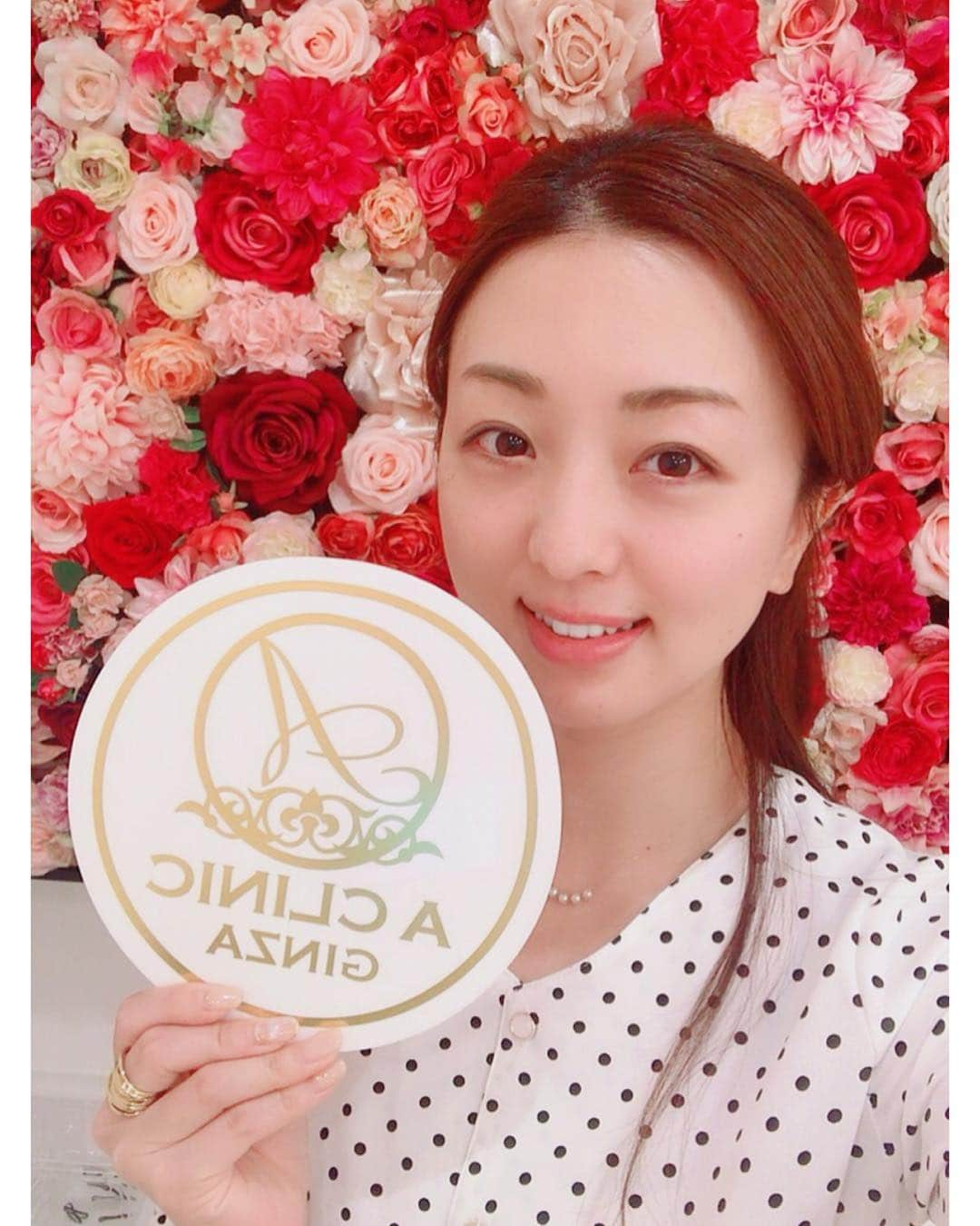 祥子さんのインスタグラム写真 - (祥子Instagram)「🧚‍♀️ 先日、美容にとても詳しい友人に紹介してもらった「A CLINIC銀座」さんに行ってきました🥰 : モデルさんや女優さんをはじめ、 綺麗な方々のインスタでよく見かける場所だったので、私にとっては念願の場所😍💖 : 院内はとても明るくラグジュアリー🌹❤️ ついつい長居してしまうほどの居心地さもあって、 すっかりくつろいでしまいました🤤 : 担当して下さったドクターの佐藤先生は、 私の悩みや望みを親身になって聞いてくださり、最適な方法を見つけ出して希望を叶えてくれる！！！ 最初から最後まで神対応のゴッドハンドドクター🤗✨ スタッフの方々もとても親切で丁寧で優しくて…美しい😍💕 : 「綺麗な方々が通うのも納得！！！！！」のクリニックさんでした😍❣️ : 今回私は顔をスッキリさせたいのと、足のむくみをとりたいと強く強く希望し、 ドクターの佐藤先生としっかり相談をして希望通りの結果が出る施術をしてもらいました🧚‍♀️✨ : 施術は大満足‼️‼️‼️ 大満足すぎて帰り道のショーウィンドウに映る自分の姿を見てはニヤニヤ🤤💖 : 綺麗は手に入る。努力は報われる。 自分の力だけでは限界があることも、視点を変えプロフェッショナルの手をお借りすれば願いは叶う。 : 佐藤先生、スタッフの皆さん本当にありがとうございました🙏💕 とても通いやすいオススメのクリニック。 皆さんもぜひぜひ一度行ってみてください❣️ #aスレッド #小顔aスレッド #aclinic #aclinic銀座 #aクリニック #エークリニック #美容外科 #美容皮膚科 #美容クリニック #美容 #美肌 #小顔 #小顔効果 #ボトックス #むくみ解消 #リフトアップ  #アンチエイジング #ゴッドハンド #神対応  #山田哲雄 #佐藤玲史 #天才ドクター  #大満足 #感謝 #ありがとうございます #まだまだ綺麗を目指して」3月17日 19時38分 - sho_ko.0413