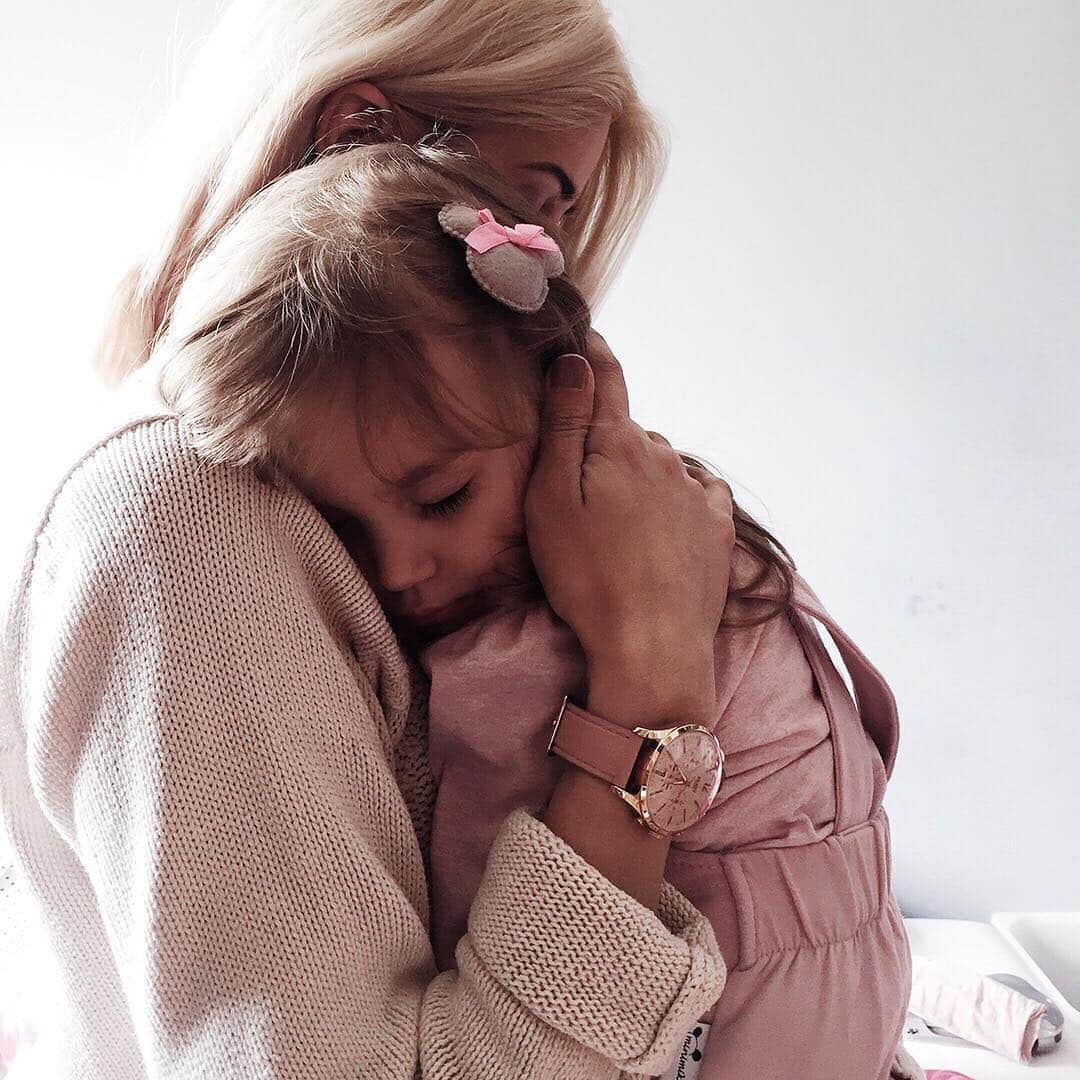 Henry London Official page of Britishさんのインスタグラム写真 - (Henry London Official page of BritishInstagram)「💕 Time Together is the most precious gift you can give this Mother’s Day 💕 Our pretty pink Shoreditch Chrono as featured with @amanda_cisowska and her beautiful daughter. . . . #henrylondon #henrywatches #womenswatches  #mothersday #mothersdaygifts #mothersday2019 #mothersdayideas #mothersdaygiveaway #personalisation #rosegoldeverything #mum #giftsforher #watchphotography #rosegold #loveyourmum #everydayluxury #gift #giftsforwomen #loveher #watchlover #indulge #watches #mumsarethebest  #giftsformum #BFFgoals #motheranddaughter #timetogether #pinkwatch #cuddles」3月18日 5時24分 - henrywatches