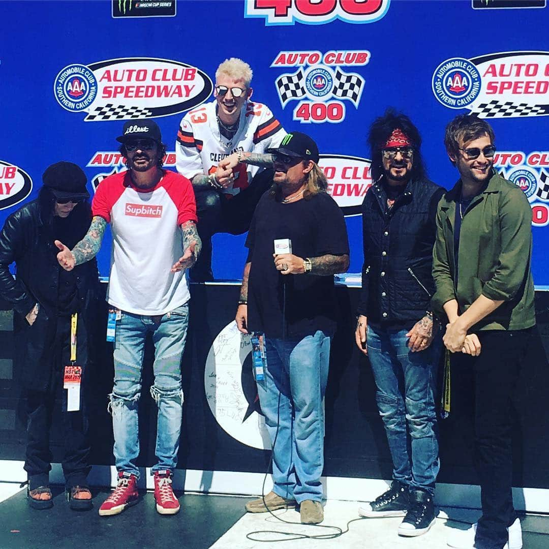 ニッキー・シックスさんのインスタグラム写真 - (ニッキー・シックスInstagram)「#Repost @how2girl ・・・ Fab day with @motleycrue @douglasbooth @machinegunkelly at @nascar #thedirtmovie」3月18日 5時37分 - nikkisixxpixx