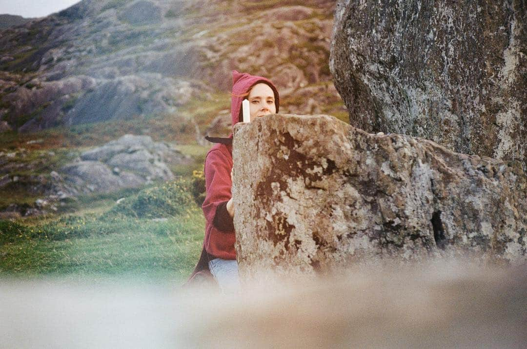 ケイト・ナッシュさんのインスタグラム写真 - (ケイト・ナッシュInstagram)「Happy st Patrick’s day from an Irish Faery! Photo taken in Ireland, 2017 by @thomas.r.silverman ☘️ ☘️☘️☘️☘️☘️☘️☘️☘️☘️☘️☘️☘️」3月18日 5時38分 - katenash