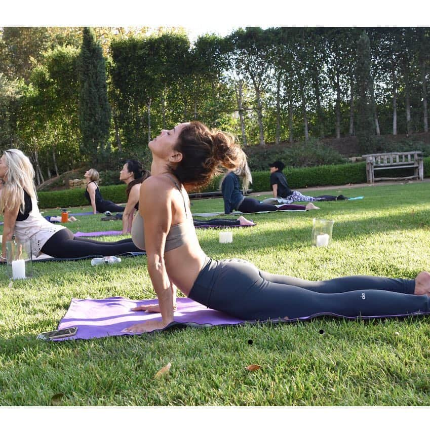 ブルック・バークさんのインスタグラム写真 - (ブルック・バークInstagram)「Mother Nature is the best studio . I 🖤 working out outside. Taking a moment to enjoy the sunshine, pause, breathe and recover.」3月18日 5時52分 - brookeburke