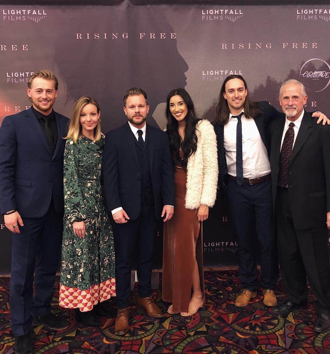 サマンサ・ドロークのインスタグラム：「So honored to be a part of such a beautiful film with such wonderful people. This wasn’t just another movie for me, this was an experience through God. I’m so grateful and humbled to be used as a vessel with the gifts God has given me.  Thank you to all who were involved in making this film and for choosing me to be your “Ethel”. You have become lifers!  And thank you to my sweet husband for your support! To have you by my side means more to me than you will ever know.  I can’t wait for you all to see this film! Xx @risingfreemovie」