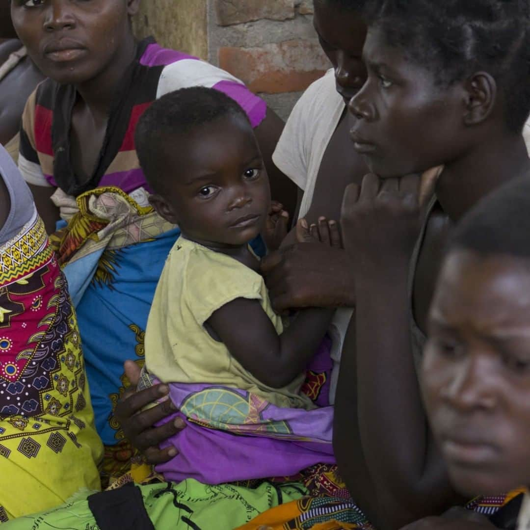 unicefさんのインスタグラム写真 - (unicefInstagram)「This little girl rests with her mother in a camp in Malawi after being displaced from their home by flooding. Almost 850,000 people – around half of whom are estimated to be children – have been affected by severe flooding in Malawi and Mozambique, with the numbers set to rise as #CycloneIdai moves west.」3月18日 5時45分 - unicef