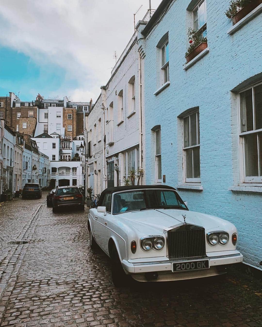 @LONDON | TAG #THISISLONDONさんのインスタグラム写真 - (@LONDON | TAG #THISISLONDONInstagram)「@masterkrishan checking in with #ASundayCarPic - check out this stunning #RollsRoyce #Corniche II in #SouthKensington - a perfect way to wrap up the weekend! 😍 TAG your car loving friends 👇🏼👇🏼👇🏼 // #thisislondon #carsoflondon #london #supercarsoflondon」3月18日 5時50分 - london