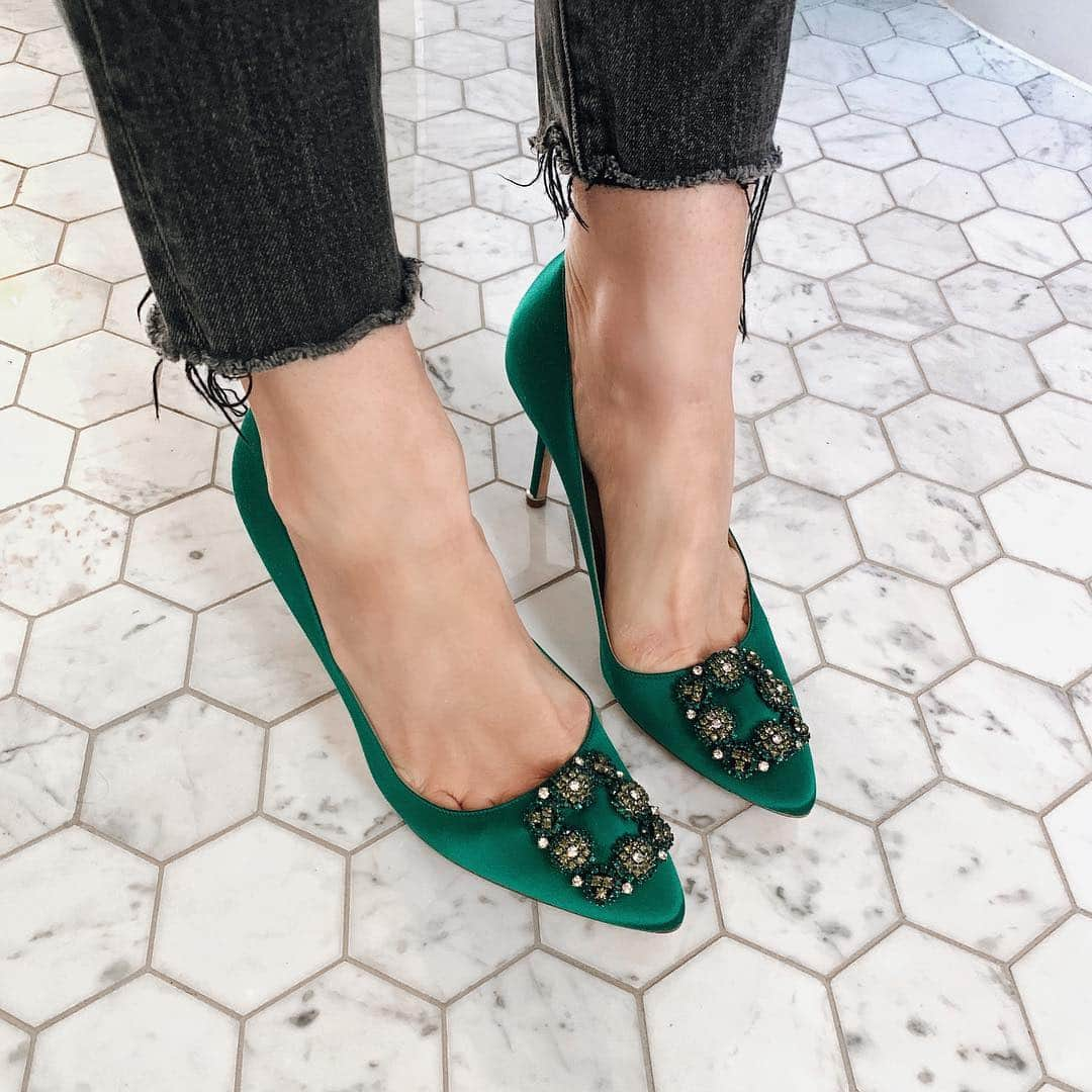 Helena Glazer Hodneさんのインスタグラム写真 - (Helena Glazer HodneInstagram)「Felt appropriate for today ☘️ ☘️ #happysaintpatricksday #manoloblahnik #manoloblahnikhangisi」3月18日 5時51分 - brooklynblonde1