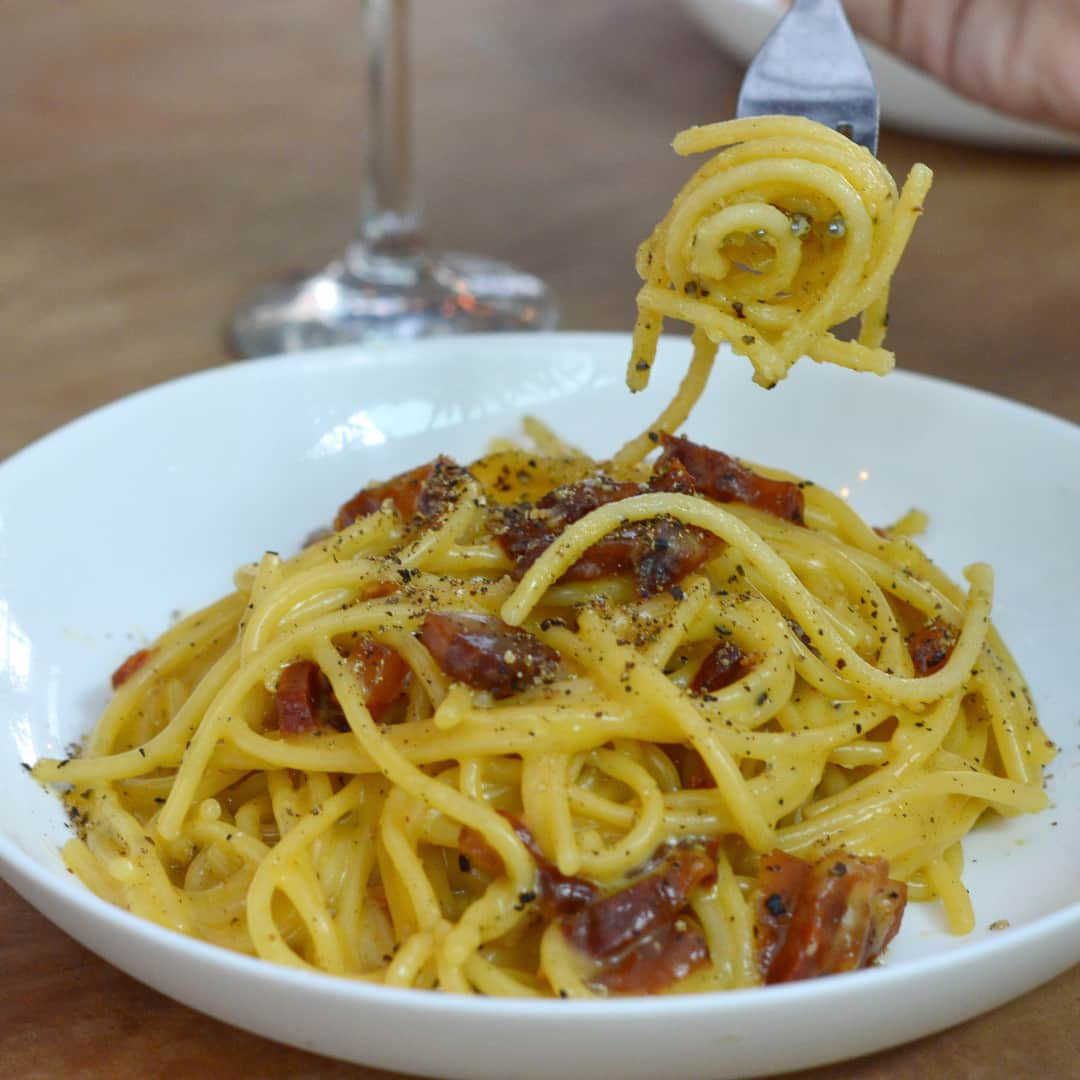 Eataly Brasilさんのインスタグラム写真 - (Eataly BrasilInstagram)「Carbonara é a clássica receita italiana que leva guanciale, queijo pecorino e gemas. Aqui no Pasta & Pizza você encontra a Pizza de Carbonara da @rossopomodorosp bem como o Spaghetti alla Carbonara. E aí, qual você prefere?  #EatalySP #SouEatalyano」3月18日 6時01分 - eatalybr