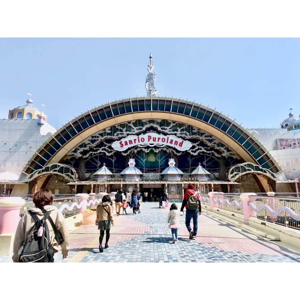 のインスタグラム：「. . 先日Fi.n.tさんにご招待され、お友だちと #サンリオピューロランド に行ってきました☺️ . サンリオの世界 #kawaii に溢れた 素敵な世界だった〜！ 中でもショーがとっても素敵！ 「誰だって暗い気持ちなることくらいあるわ！」という キティ様のお言葉は心に沁みました … 敵だからって倒せばいいわけじゃないんだよね。」