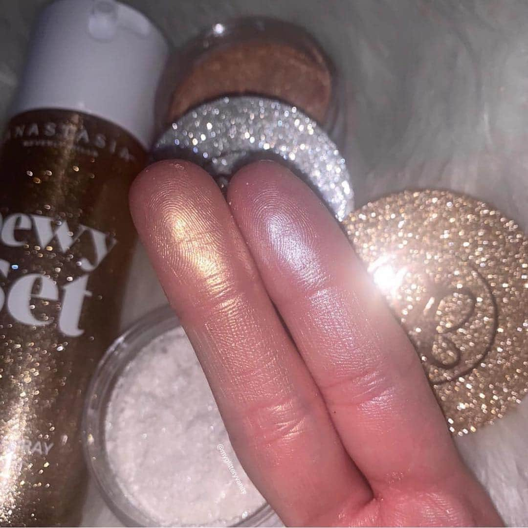 Anastasia Beverly Hillsさんのインスタグラム写真 - (Anastasia Beverly HillsInstagram)「So Hollywood & Snowflake Loose Highlighter pair beautifully with Dewy Set setting spray 😍 @myglitteryvanity  #dewyset #abhloosehighlighter」3月18日 5時55分 - anastasiabeverlyhills