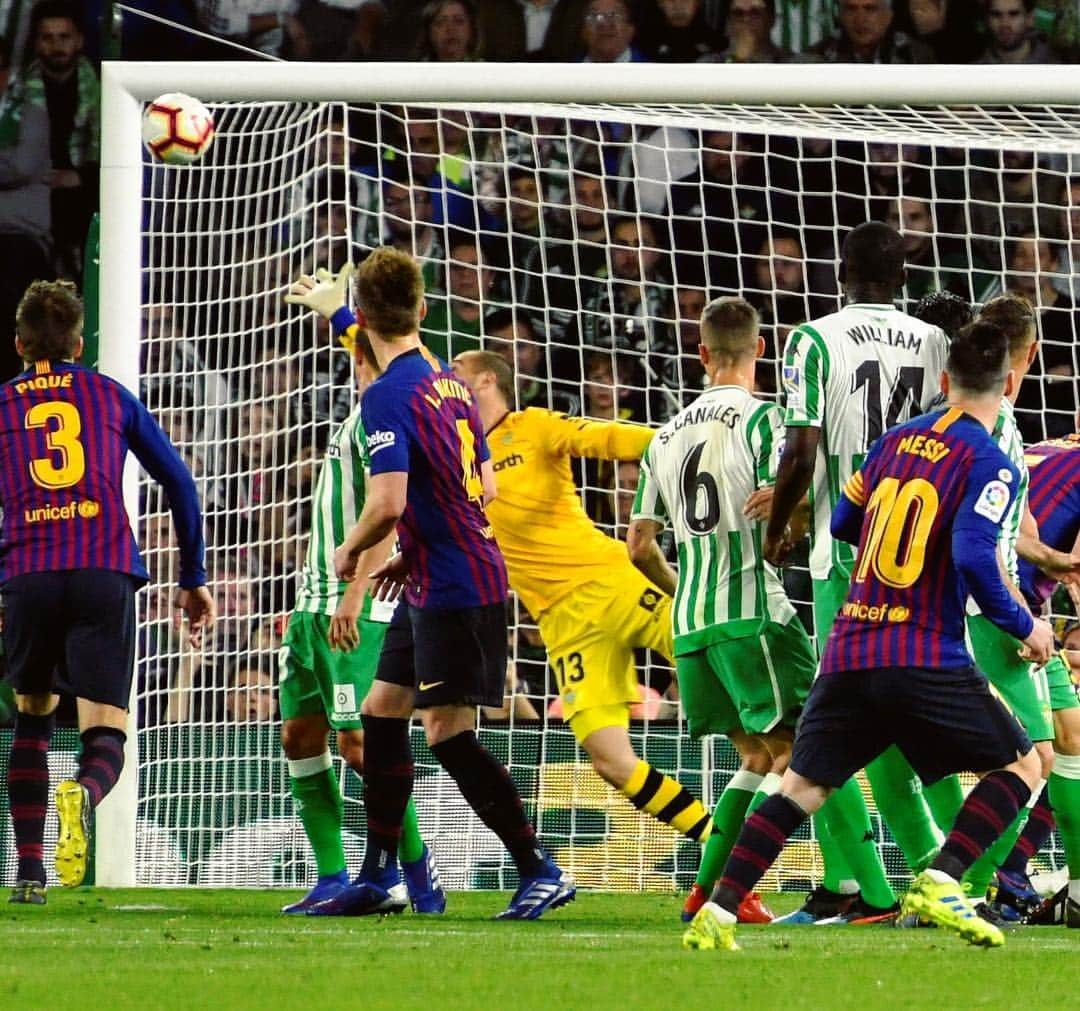 LFPさんのインスタグラム写真 - (LFPInstagram)「UNREAL ♨️ • #Messi #Unreal #Goal #Freekick #Barça #LaLiga #LaLigaSantander」3月18日 5時56分 - laliga