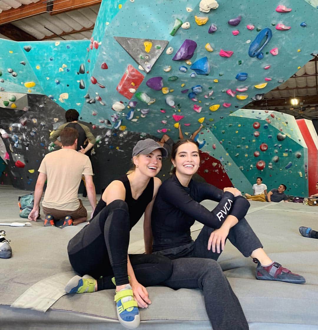 キャサリン・C・ヒューズのインスタグラム：「🧗🏽‍♀️🤘🏽gave up our futures as hand models」