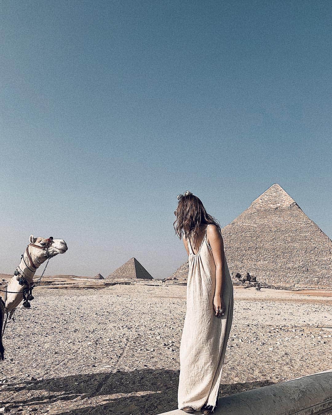 Manamiのインスタグラム：「🐪Hello🐫 ピラミッドの周りはラクダと馬だらけ🐪🐴 ㅤ とっても質問の多いワンピースは @hopeandmay のです🌼 ㅤ 📸 @aiai0311 @mina__37__」