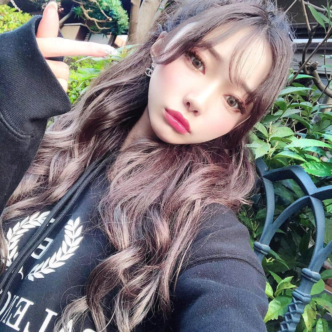 あやちゃんさんのインスタグラム写真 - (あやちゃんInstagram)「韓国メイク🔫🖤 最近色んなメイクとヘアにしてて楽しい👠💋私の目並行だからどっちにでもできるのだ👁🤟🍒 #韓国 #韓国ヘア #オルチャンメイク #オルチャン #韓国 #韓国ファッション #韓国コスメ #韓国メイク #シースルーバング #シースルー前髪 #ハーフアップ #ブルージュ #アッシュグレー #アッシュカラー  #balenciaga #balenciagatshirt #バレンシアガ #バレンシアガパーカー」3月17日 21時28分 - aya.you.love.r