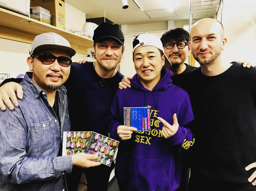 MONKEY MAJIKさんのインスタグラム写真 - (MONKEY MAJIKInstagram)「名古屋ファンクラブ公演にて、まさかのSEAMOさんが楽屋に来て下さいました‼️ 「卒業、そして未来へ。」のリリースから12年。MONKEYにとって、SEAMOさんとのこの曲はコラボの原点ですね‼️ ㅤㅤㅤㅤㅤㅤㅤㅤㅤㅤㅤㅤㅤ 変わらず素敵すぎるSEAMOさんとの再会にメンバーも大感激✨ ㅤㅤㅤㅤㅤㅤㅤㅤㅤㅤㅤㅤㅤ あと1時間後に来てくれたら、ステージに強引に引きずり込んだのに(笑)  #monkeymajik #seamo」3月17日 21時31分 - monkeymajik_official