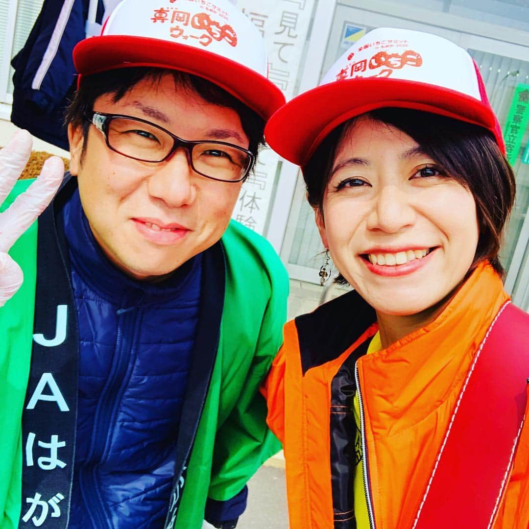 サトウヒロコさんのインスタグラム写真 - (サトウヒロコInstagram)「🍓 第1回 真岡いちごウォーク でした。 12キロのウォークラリーは私の足ではまだまだハードな旅。中継が間に合わないかもしれないと、早歩きしたり小走りして休憩なく歩きました。実は5キロを過ぎたあたりから、ずっと股関節が痛くなっていたのいうのは...うふふ。 ここだけの話（笑） ↑頑固な負けず嫌いなのでその時は言えないの、いつも（笑） ・ 12キロ歩き終えて、市長とのインタビューで久し振りにゆっくり座った時、お椅子様のありがたみを知ったのでした。泣 ・ 早朝のミニライブから始まり、ラジオの生放送は不慣れなリポート...失礼しました。終始楽しく、終始美味しく過ごさせていただきました。 帰宅して私の万歩計をのぞいてみたら 22065歩！！と、驚異の数字を出したとさ。股関節弱々芸人にはこたえるぜ。 それでも元気に過ごせたのは 真岡の美しい風景と、あたたかいひとと、なんといっても美味しいいちごがそこにあったから！それにつきます。 ・ たった一曲のためにわざわざ会いに来てくださった皆様ありがとうございました^_^幸せでした！ ・ インタビューに答えてくれた、 シルバー大学のウォーキング大好き仲良しグループの皆様、仲良し親子、JAはが野 販売営業担当 いしざきさん、真岡市長 石坂しんいちさん...ありがとうございました！ 1日一緒に頑張ってくれた、ディレクターの加藤君も、CRT栃木放送の皆さんも、関係者様も、出演者様も、ありがとうございました！そしてお疲れ様でした◎ ・ 来年にはいよいよ！全国いちごサミットin真岡 が開催されます。今からとっても楽しみですね♡ ・ ほんと、体壊さないようにしようね。切実 ・ ・ そういえば。フリーアナウンサーの須賀由美子さんに教えていただいた、いちご検定取りました。今回のイベントもあったしちょうどいいなと。 ・ ストロベリーファームのみんなのおかげで、いちごに詳しくなっていたサトウさん。来年はこの話もしよう。ふむふむ ・ #サトウヒロコ #シンガーソングライター #シンガーソングライダー #シンガーソングランナー #シンガーソングウォーカー #CRT #CRT栃木放送 #栃木放送 #リポーター #初体験 #ふれあい旅 #ヒロちゃんのふれあい旅 #真岡 #いちごフェスタ #いちごウォーク #大前神社 #JAはが野 #いちご #真岡市長 #全国いちごサミット #いちごサミット #全国いちごサミット2020 #いちご検定 #1級合格」3月17日 21時35分 - satohiroko1208