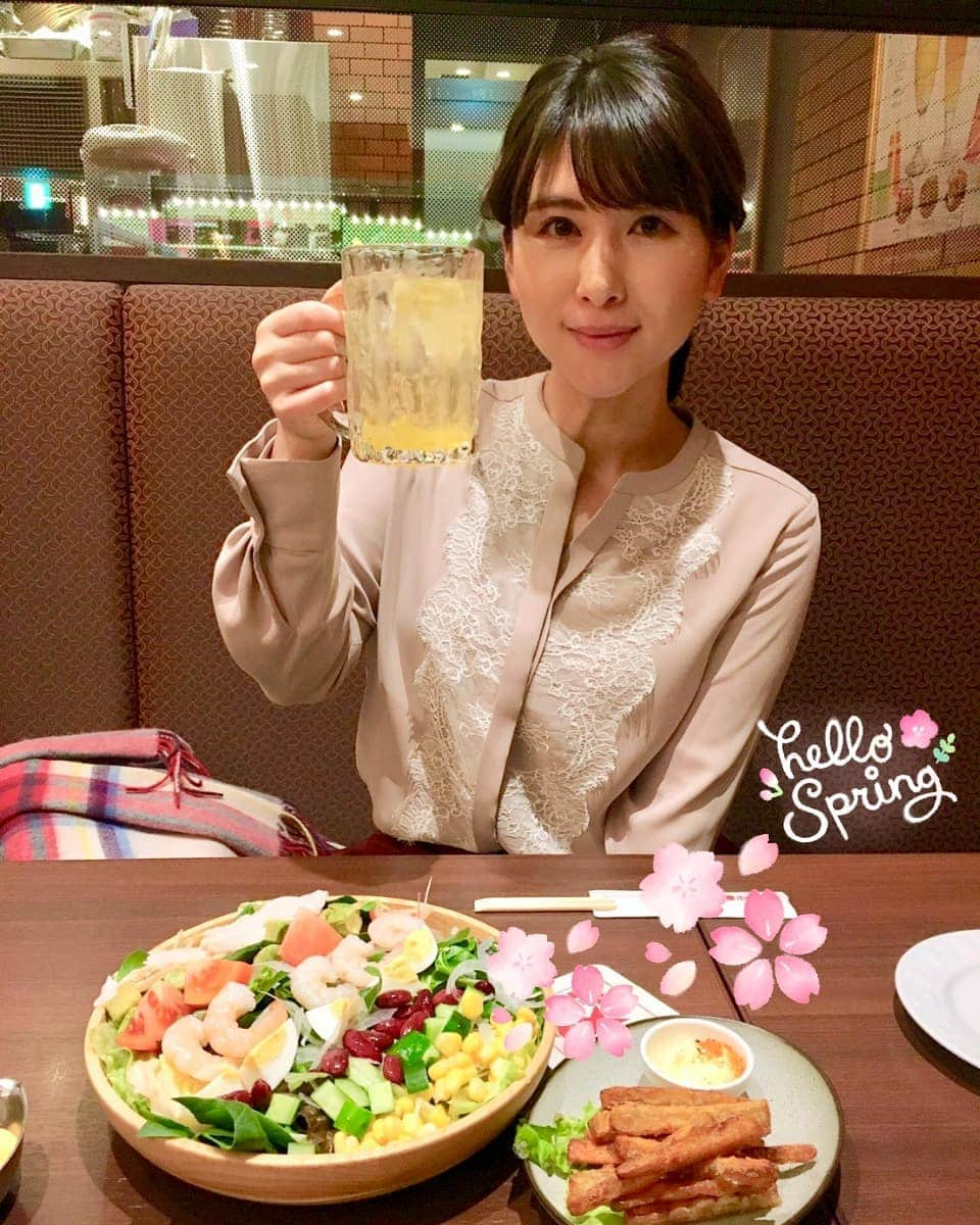 鈴木理香子さんのインスタグラム写真 - (鈴木理香子Instagram)「働いた日曜日は飲みたいの🍺🌸 1ヶ月以上も前の写真をみて 楽しかった夜を思い出す😏 この日は、かっしーのお祝いなのに 私の写真という😂😂😂 photo by @yuri_kashida . . #日曜日 #今日も一日 #皆さん #お疲れ様です  #写真 #１ヶ月前 #笑 #🍺 #全てに #乾杯🍻 #おめでとう㊗️ #祝酒 #まいうー😋 #春はもうすぐ #🌸 #鈴木理香子 #すーさん #アナウンサー」3月17日 21時36分 - rikako.suzuki