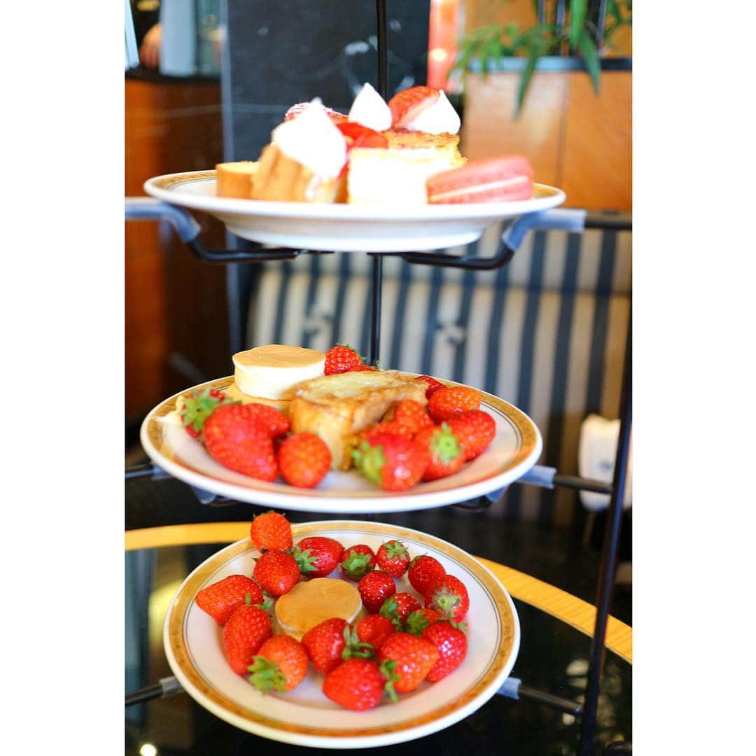 のインスタグラム：「苺まみれの#アフタヌーンティー 😍 . . みたいですが#ホテルでいちご狩り 🍓という名の#ホテルニューオータニ幕張 で開催しているいちごビュッフェへ😍 3種類のいちごが食べ比べできるフレッシュいちごバー までありました😍（🔜スワイプ） 日替わりみたいでこの日はとちおとめ、かおり野、ゆめのかの3種類🍓 . . #アフタヌーンティー のような三段プレートも用意してあり、自分オリジナルの夢のいちごアフタヌーンティーのような段を作れて楽しめるしとーっても！良かったです😍😍💕 . . スイーツ＆サンドウィッチビュッフェなので軽食もいっぱいあって、ニューオータニ特製の#フレンチトースト と#パンケーキ もミニサイズで楽しめて大大大満足でした❤️❤️ . . #ベビーチェア も用意してくれるし、子連れは子連ればかりの席に案内してくれるし食べるの大好きな息子はまさかの30個以上いちごを食べていて父母より明らか食べていた…😱🤣🤣 何という食欲でしょう🤣😂 前にイチゴ狩り行った時も楽しかったけど、床に降ろすとどっか行っちゃって葉っぱとか食べちゃいそうだったので抱っこ紐でイチゴ狩りしていたものだから、こちらの方がちょうど良かったかも💕 美味しかったね😊🍓 . . #子連れランチ #ホテルビュッフェ #いちごビュッフェ #🍓 #ホテルニューオータニ #千葉ランチ #大食いベビー #家族でお出かけ #男の子ママ #1歳5ヶ月 #1歳児 #いちご #ママライフ #赤ちゃんのいる生活 #新米ママさんと繋がりたい #親バカ部 #ig_oyabakabu  #l4l #happy #happydays」