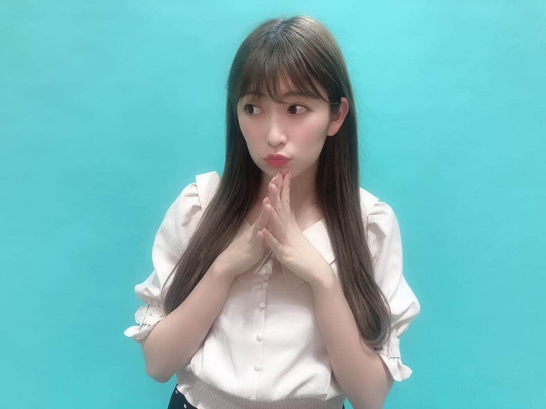 吉田朱里さんのインスタグラム写真 - (吉田朱里Instagram)「最近はコーラルリップも 結構好きだよ？🧡🧡🧡 . 髪色はミルクティーアッシュ極めてるよ？💛💚💛💚」3月17日 21時43分 - _yoshida_akari