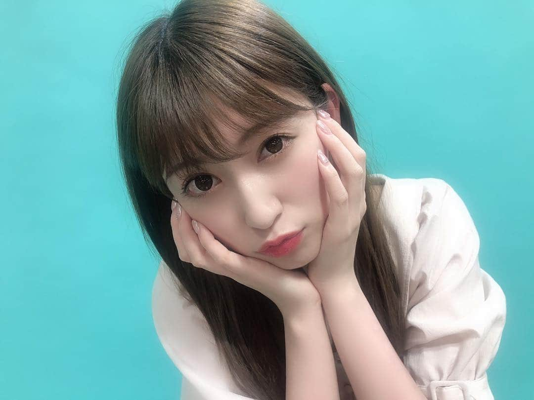 吉田朱里さんのインスタグラム写真 - (吉田朱里Instagram)「最近はコーラルリップも 結構好きだよ？🧡🧡🧡 . 髪色はミルクティーアッシュ極めてるよ？💛💚💛💚」3月17日 21時43分 - _yoshida_akari