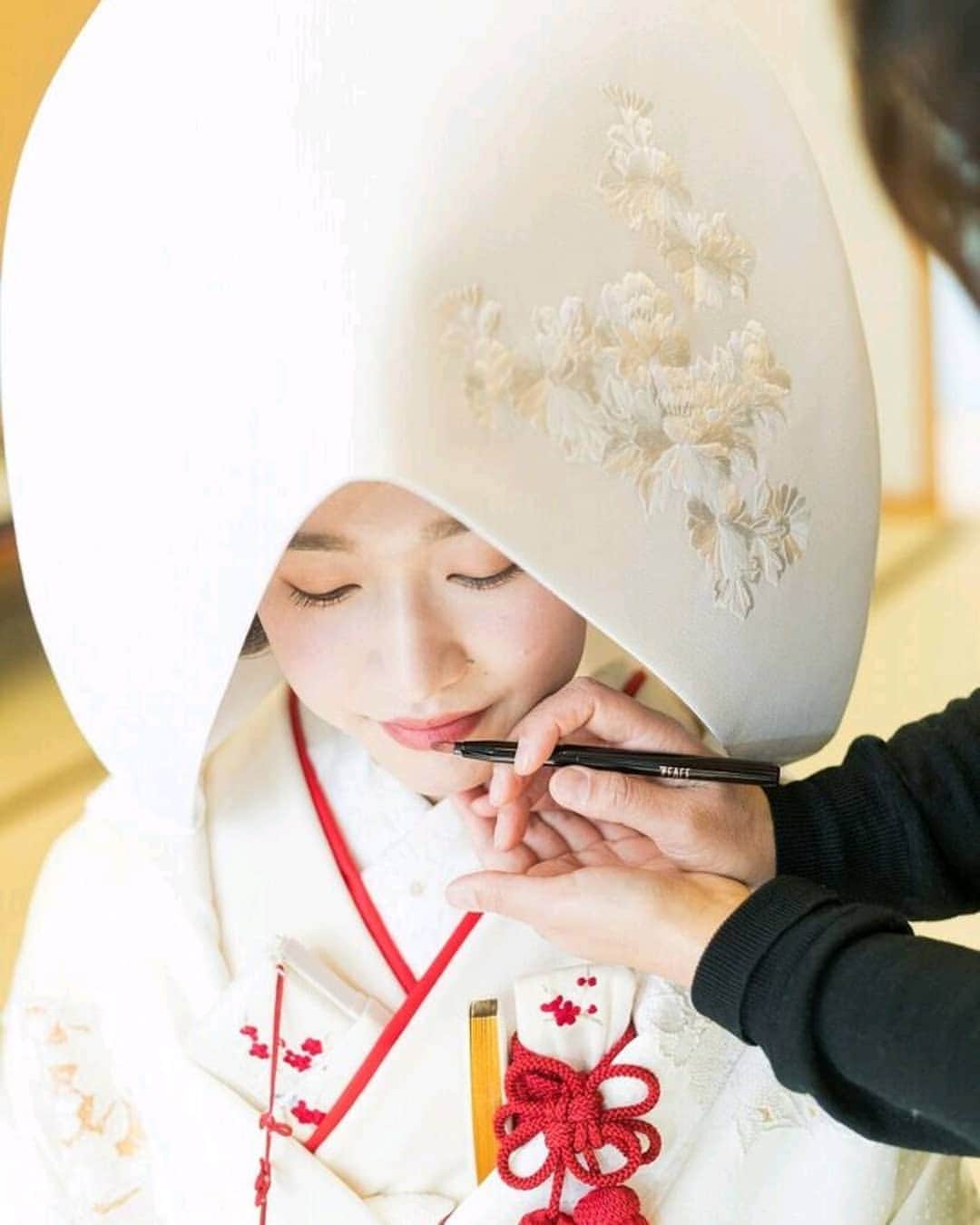 juno_jinjakonさんのインスタグラム写真 - (juno_jinjakonInstagram)「* 花嫁さまの個性を大切にしながらも、神社式に相応しい格式を備えたヘアメイクの仕上がりに。メイクリハーサルも可能ですので、安心して当日をお迎えいただけます。 * 【JUNO神社婚相談会】 毎週月・木・土・日 10時～18時 JUNO天神本店、JUNO熊本店にて神社相談会を行っております。 ※予約制になります。 ・白無垢、色打掛合わせのご案内 ・プランご説明　12万円～ ・当日までの流れ ・当日神社でのサポート内容 ・お食事のご案内 etc... 何でもご相談下さい。 △ご予約方法△ @juno_jinjakon ホーム画面のURL よりお待ちしております。 * ----------------------------------------- 【JUNO（ジュノ）】では福岡・熊本で#神社婚  をプロデュースしています。 *  #juno神社婚#juno和婚 * * ☏0120-791-259 天神本店・熊本店にて受付中 * ≪福岡≫プロデュース可能な神社 護国神社、住吉神社、櫛田神社、太宰府天満宮、警固神社 香椎宮、宮地嶽神社 宗像大社 * ≪熊本≫  プロデュース可能な神社 加藤神社、健軍神社 藤崎八旛宮 阿蘇神社 * * * #福岡 #福岡花嫁#熊本#熊本花嫁 #和婚#神社式 #和装前撮り #和婚をもっと盛り上げたい #japanesewedding ##着物#Dressy花嫁 #福岡プレ花嫁 #プレ花嫁 #大人婚#綿帽子」3月17日 21時39分 - juno_jinjakon