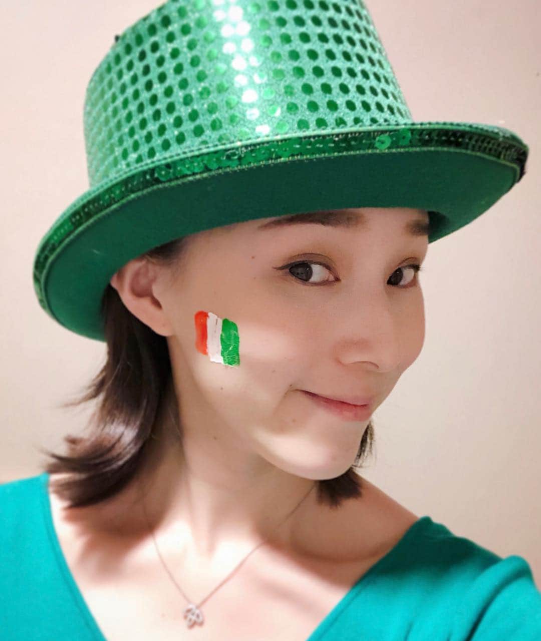 彩星りおんのインスタグラム：「Happy St. Patrick's Day🍀🇮🇪﻿ ﻿ 表参道でパレードを見た後、代々木公園で開催されていたフェスティバルへ。﻿ 気合い入れてド派手なハットで行きましたよ🎩👍🏻 ﻿ ポカポカ陽気の中、家族と友人との楽しい会話、そして片手にギネスビール🍻﻿ ちょっとNYを思い出しながら、最高の休日を過ごしました🌞﻿ ﻿ それなりにバタバタの忙しい毎日ですが、明日からも頑張る気力が湧きました💪🏻✨﻿ 皆様はどんな週末をお過ごしでしょうか？﻿ ﻿ spent a great day with my family and beautiful friends🍀🧚‍♂️💚﻿ went to watch the parade and joined St. Patrick's festival at Yoyogi Park ;)﻿ ﻿ ﻿ #stpatricksday ﻿ #somethinggreen ﻿ #セントパトリックデー﻿ ﻿」