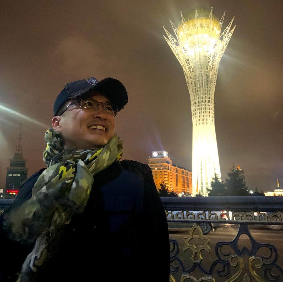 のインスタグラム：「カザフスタンの首都アスタナ。夜は近未来都市のような雰囲気。  #カザフスタン #カザフスタン旅行 #アスタナ #バイテレク #kazakhstan #kazakhstan🇰🇿 #kazakhstanphoto #astana #astanacity #astanagram #visitastana #bayterek #nightview #travelgram #travelphotography #海外旅行 #海外旅行好きな人と繋がりたい #旅スタグラム」
