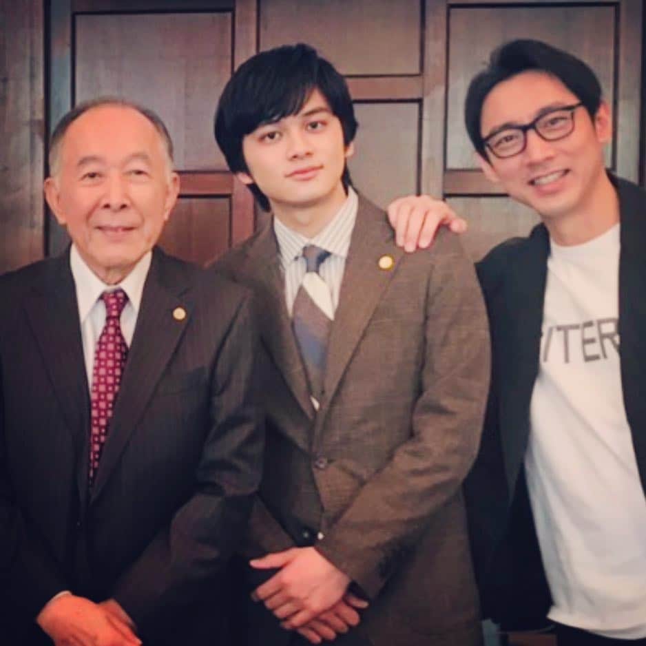 朝飛光太郎（グッドワイフ）のインスタグラム：「久々に先輩に会った。 とても、尊敬している先輩。 そして、僕を救ってくれた先輩。 大きな背中が２つに増えました。  これからも、どんどん働こう。 大きい案件も小さい案件も、 僕が全部弁護してみせる。  #Aurora #先輩 #ありがとう #勉強になります」