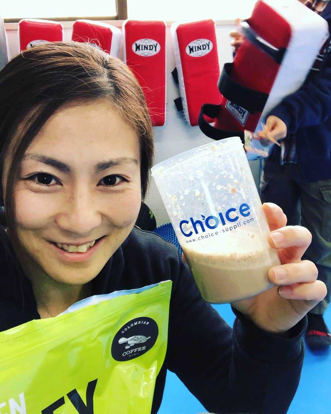 石岡沙織さんのインスタグラム写真 - (石岡沙織Instagram)「@choice.protein  今日はコーヒー味でシメ🔥 カフェオレ飲んでるみたい😍 疲れた身体に程よい甘さ💖 . #ゴールデンホエイ #choice #グラスフェッドプロテイン #身体にいいものだけ」3月17日 21時46分 - saori_ishioka_mma