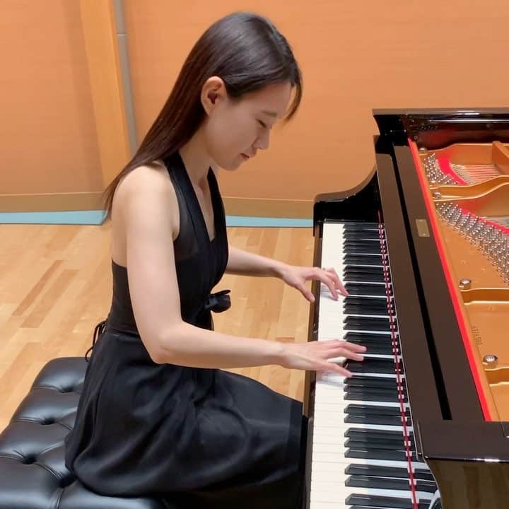 のインスタグラム：「This nocturne brings out something nostalgic in me as if I've been listening to it since a long time ago 😌🍂 Hope you enjoy it 🤗 🎹Chopin: Nocturne Op. 48 No. 2 このノクターンには、昔どこかで聴いたことのあるようなある種の懐かしさを感じます。哀愁も重々しいものではなく、透明感があり美しい😌🍂 最近ノクターン特集になってしまいましたが(笑)お聴き下さりありがとうございました。いつかノクターン全曲録音(CD)したいと思います☺️ ・・・ 📕好きなショパン弾きのピアニストを教えて下さい。 ディヌ・リパッティ、ニキタ・マガロフ、ヨーゼフ・ホフマンです！ラファウ・ブレハッチのショパンもお気に入りです。 ・・・ #piano #pianist #chopin #chnpinnocturne #chopinnocturneop48no2 #classicalpianist #pianolove #musician #musicianlife #pianista #lisanakazono #ピアノ #ピアニスト #ショパン #ノクターン #音楽家 #中園理沙」