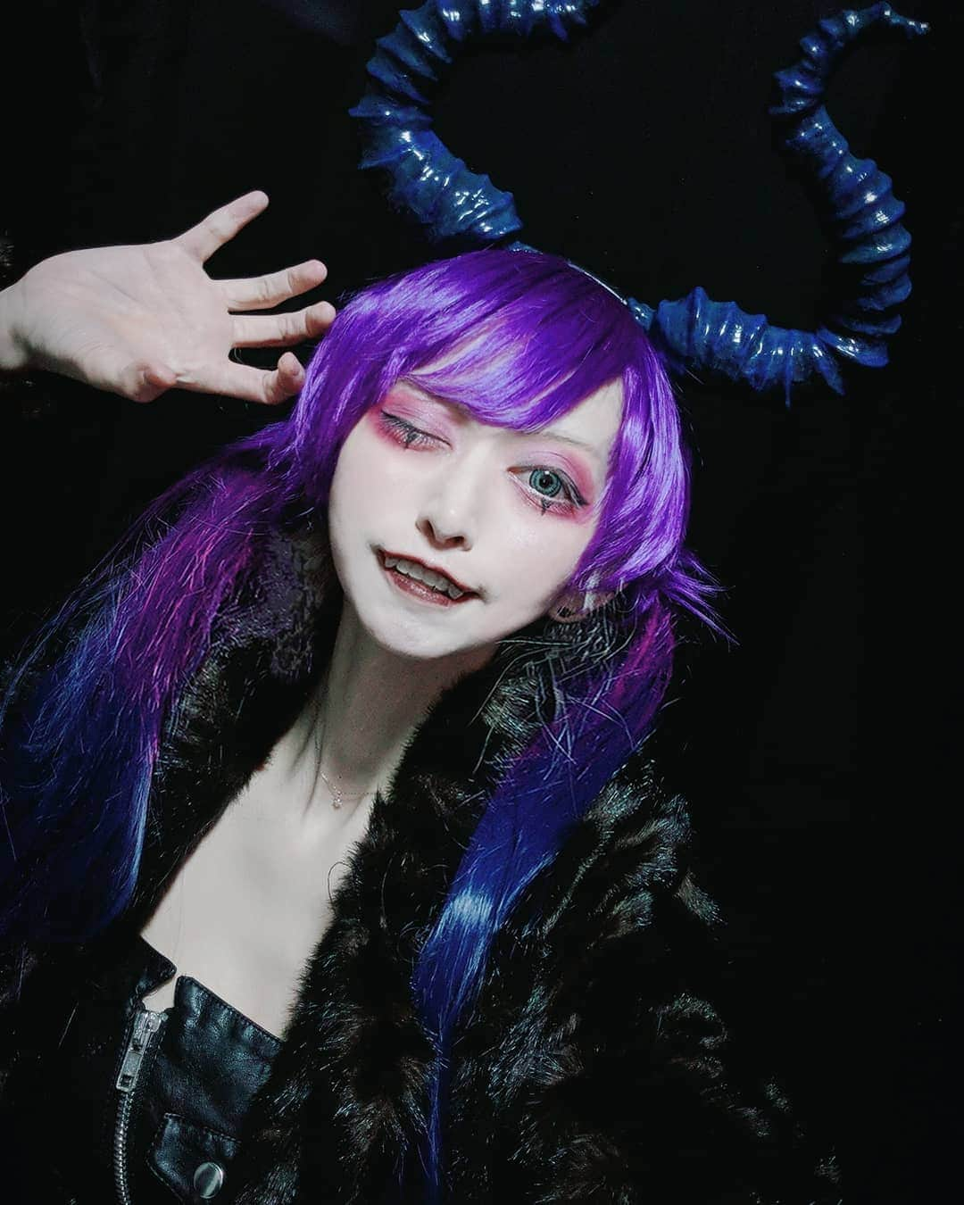 のむらこいちさんのインスタグラム写真 - (のむらこいちInstagram)「悪魔感強め👿💜💜💜 #horn #cosplay #devil #fairykei #blue #ツノ #コスプレ #cawaii  #makeup #visualkei」3月17日 21時50分 - nmr51san